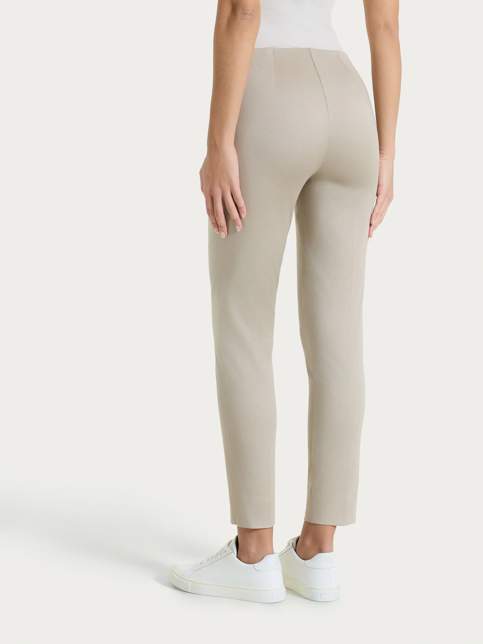 Pantalone capri con spacchetti in Satin Power - Crockery - Image 2