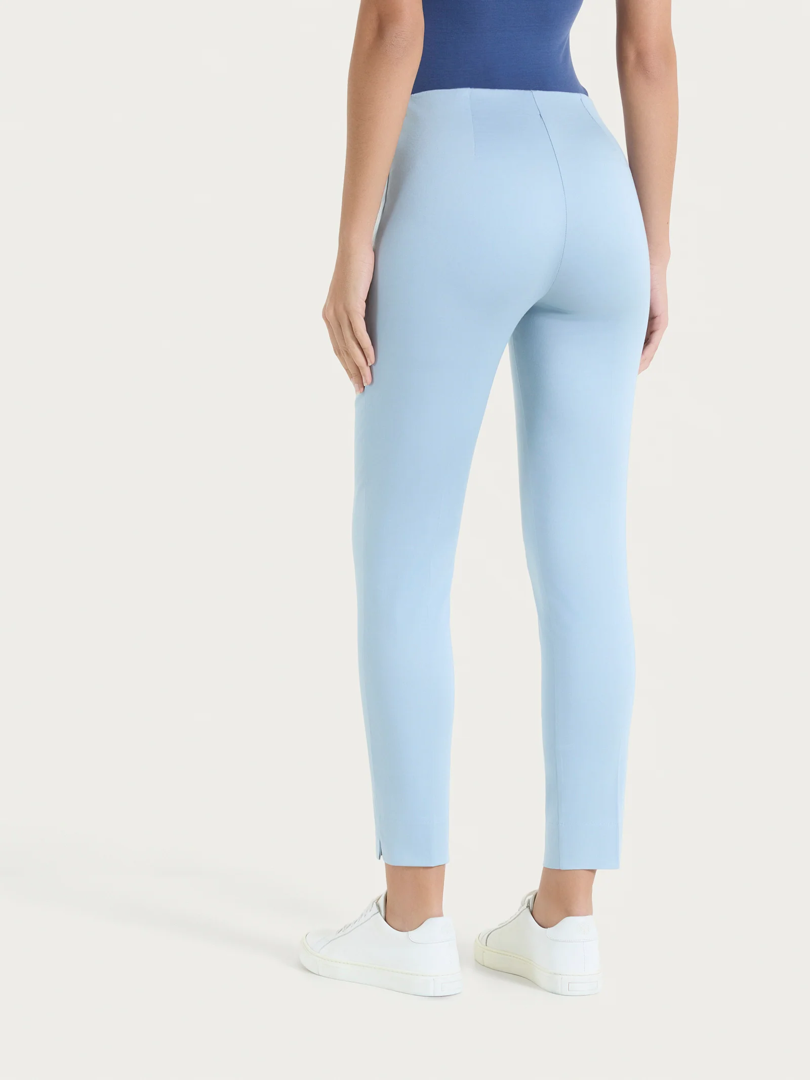Pantalone capri con spacchetti in Satin Power - Dusty Blue - Image 2