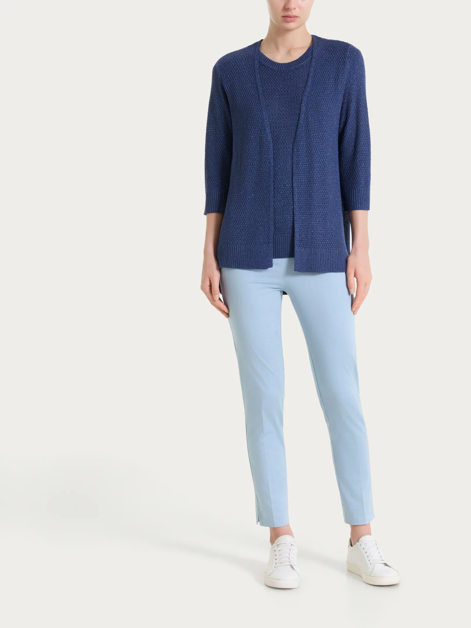 Pantalone capri con spacchetti in Satin Power - Dusty Blue - Image 4