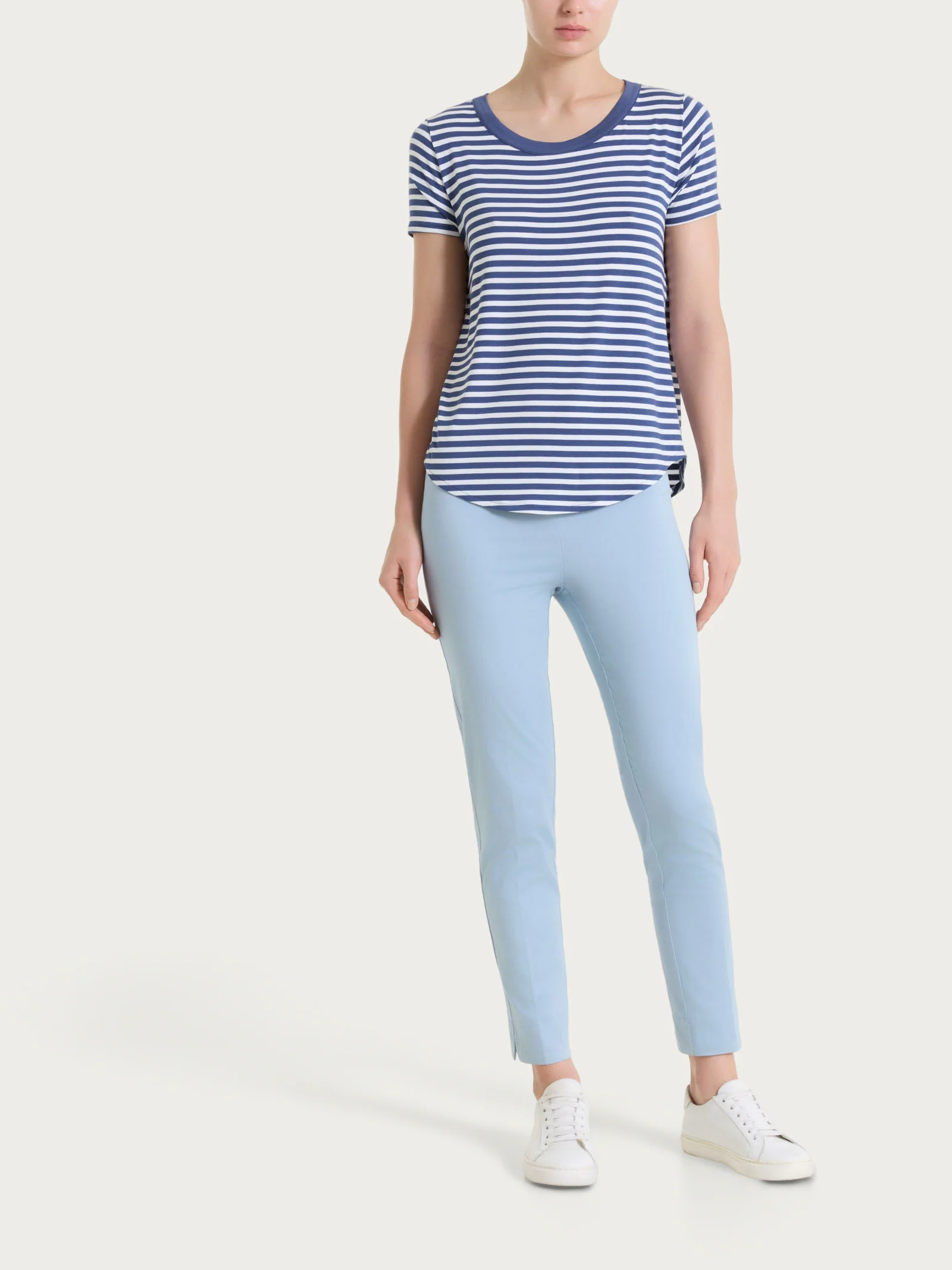 Pantalone capri con spacchetti in Satin Power - Dusty Blue - Image 5