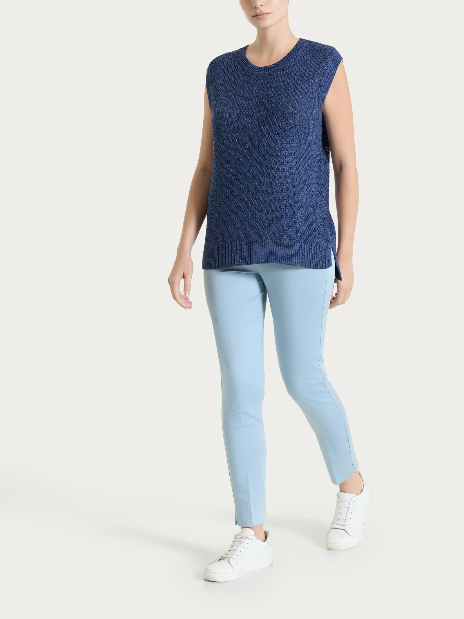 Pantalone capri con spacchetti in Satin Power - Dusty Blue - Image 6