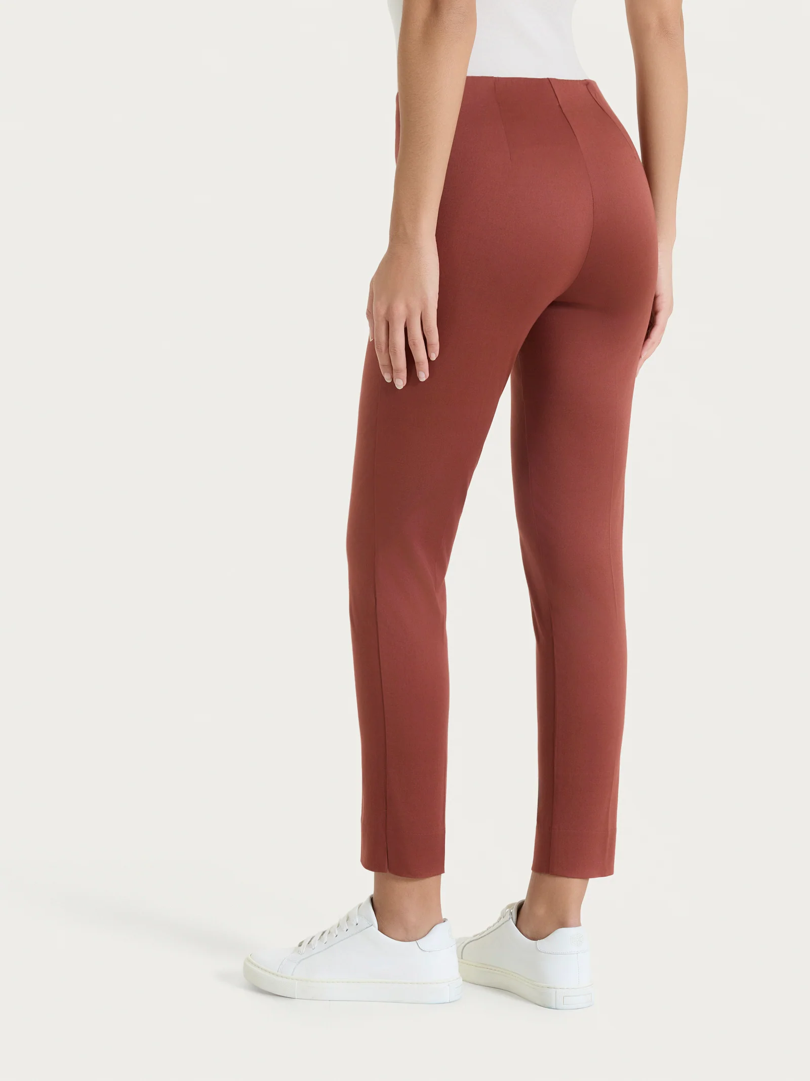 Pantalone capri con spacchetti in Satin Power - Mahogany - Image 2