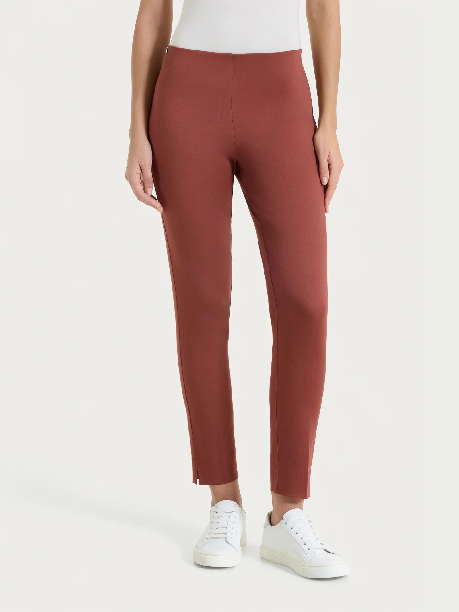 Pantalone capri con spacchetti in Satin Power - Mahogany - Image 5