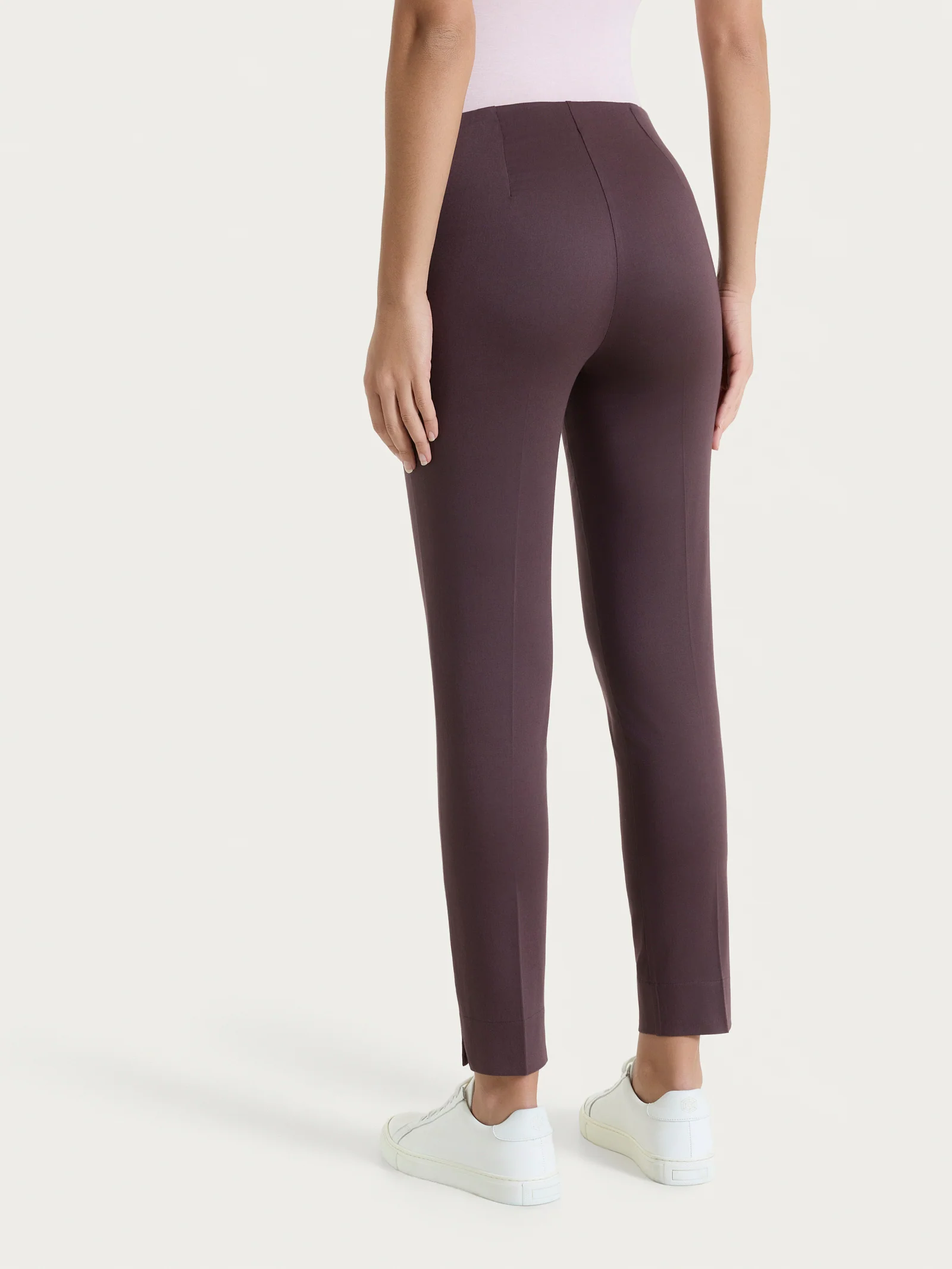 Pantalone capri con spacchetti in Satin Power - Raisin - Image 2