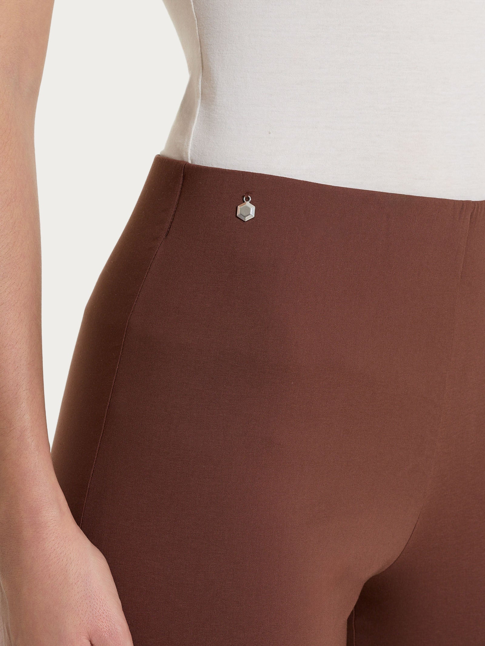 Pantalone capri con spacchetti in Super Fresh - Cappuccino - Image 3