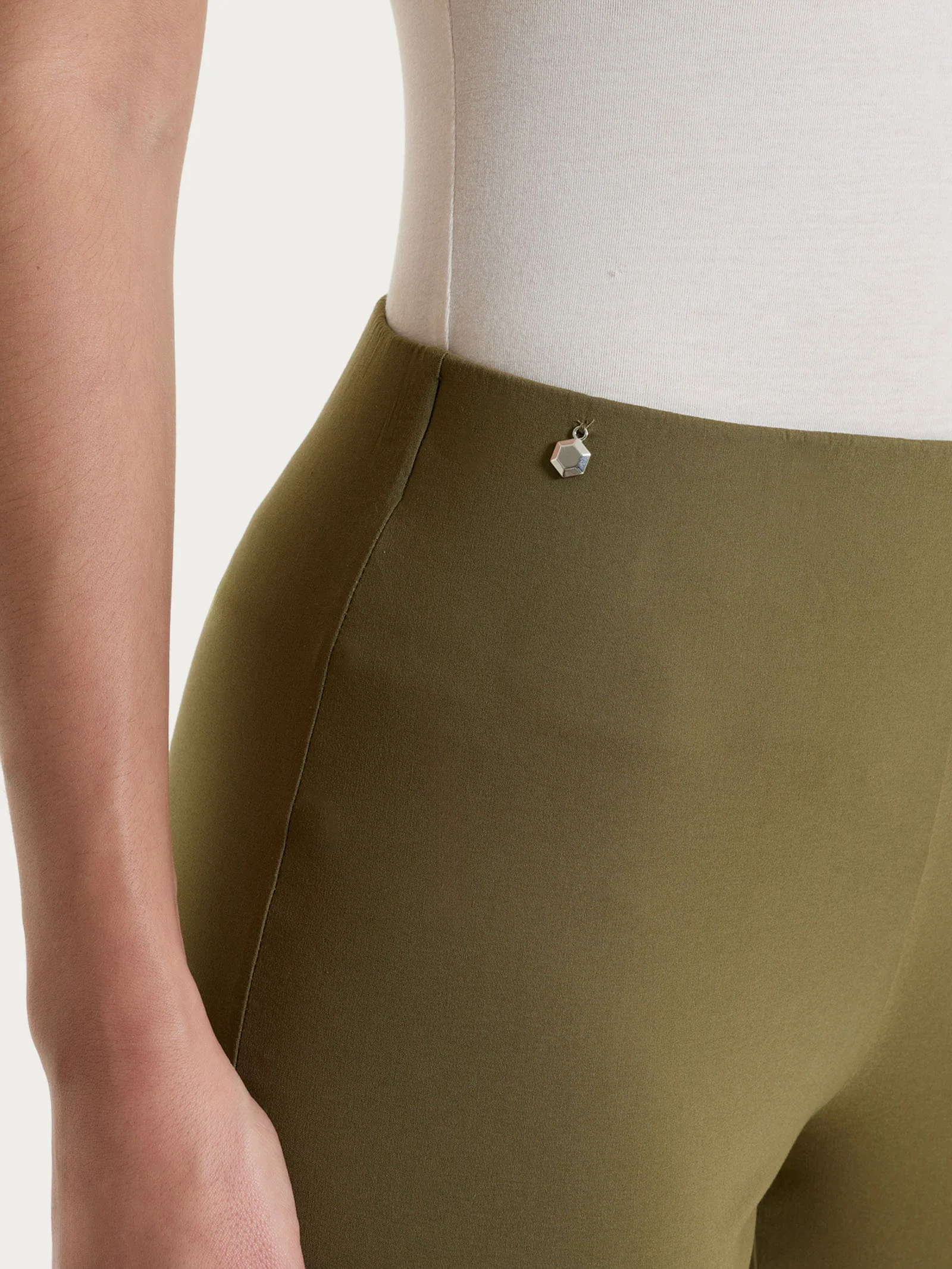 Pantalone capri con spacchetti in Super Fresh - Dark Olive - Image 4