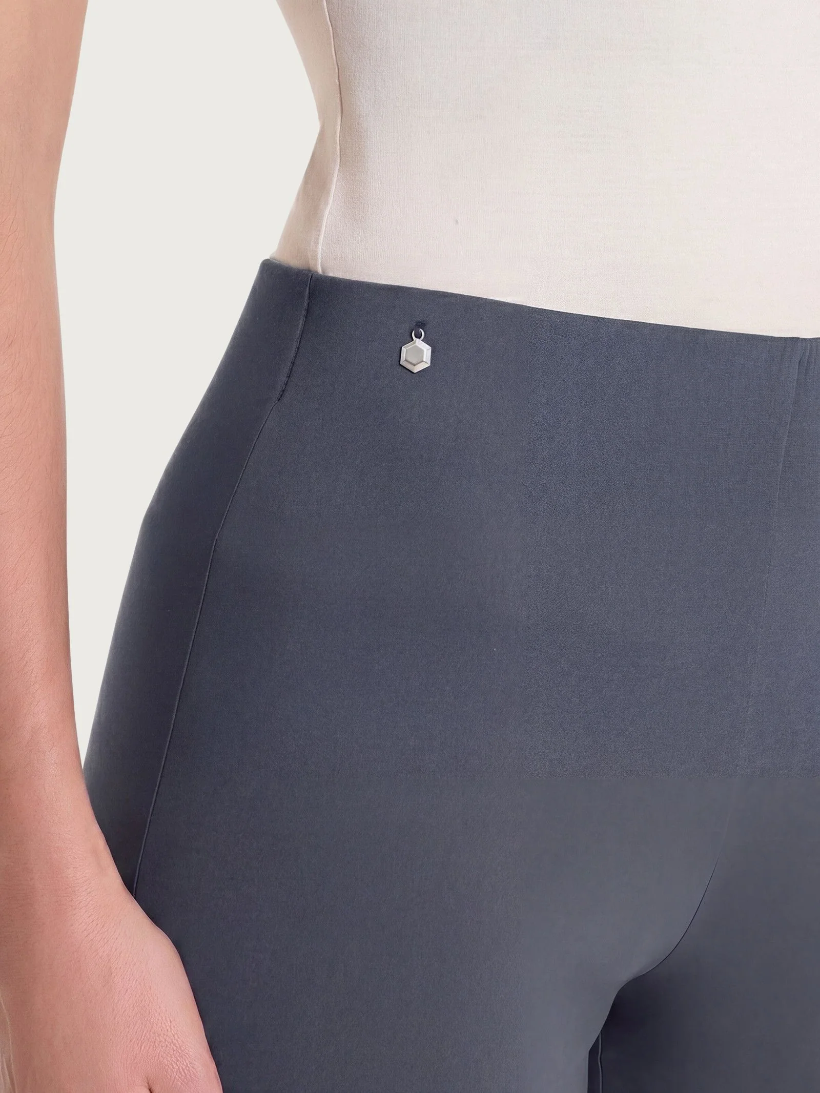 Pantalone capri con spacchetti in Super Fresh - Turbulence - Image 3