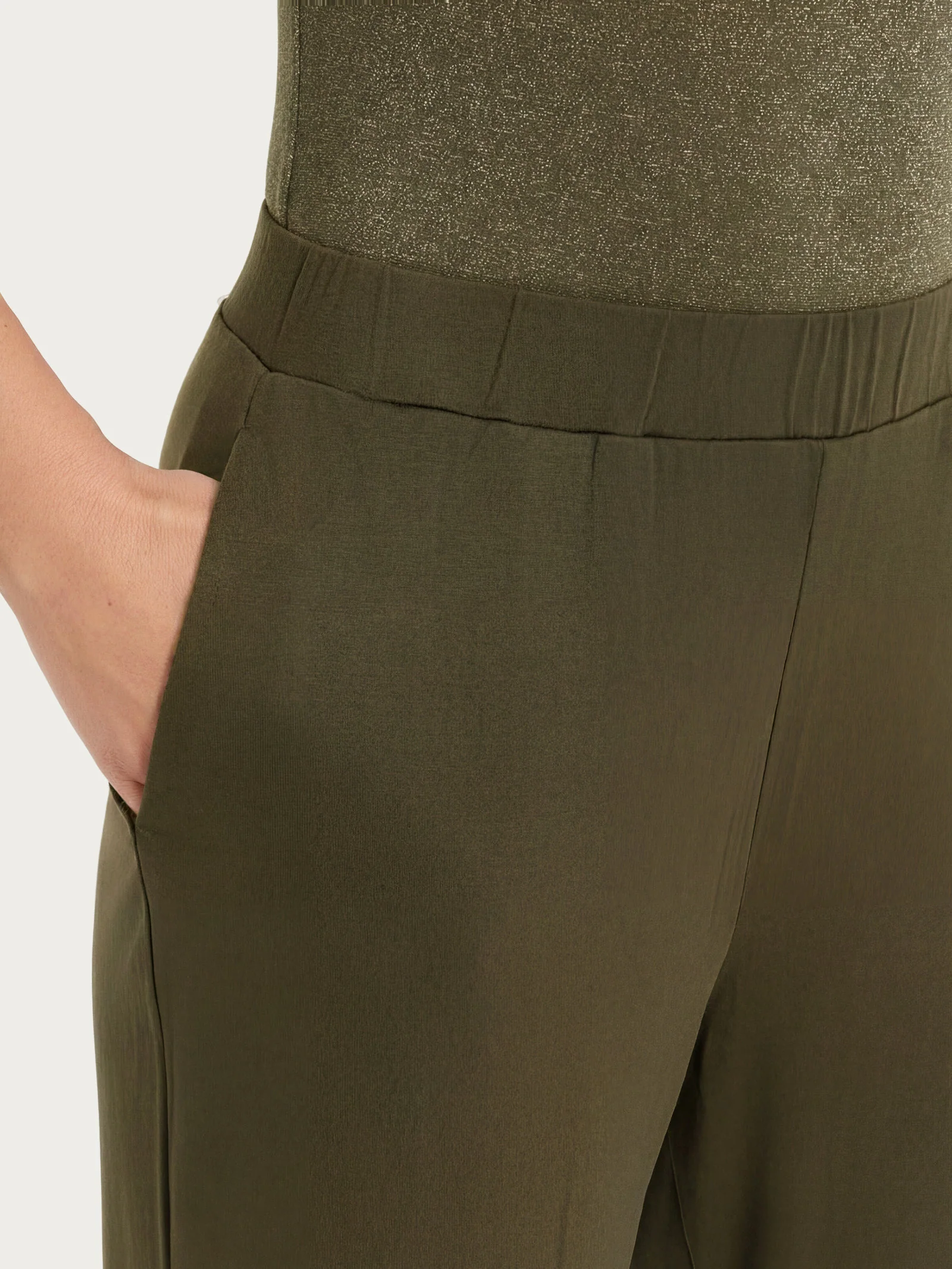 Pantalone capri con tasche in Viscosa Summer - Dark Olive - Image 3