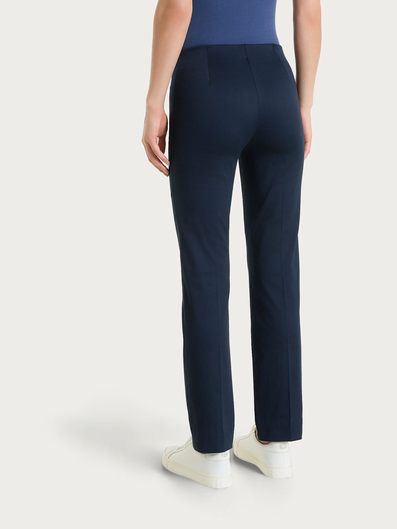 Pantalone capri dritto in Satin Power - Bleu - Image 2