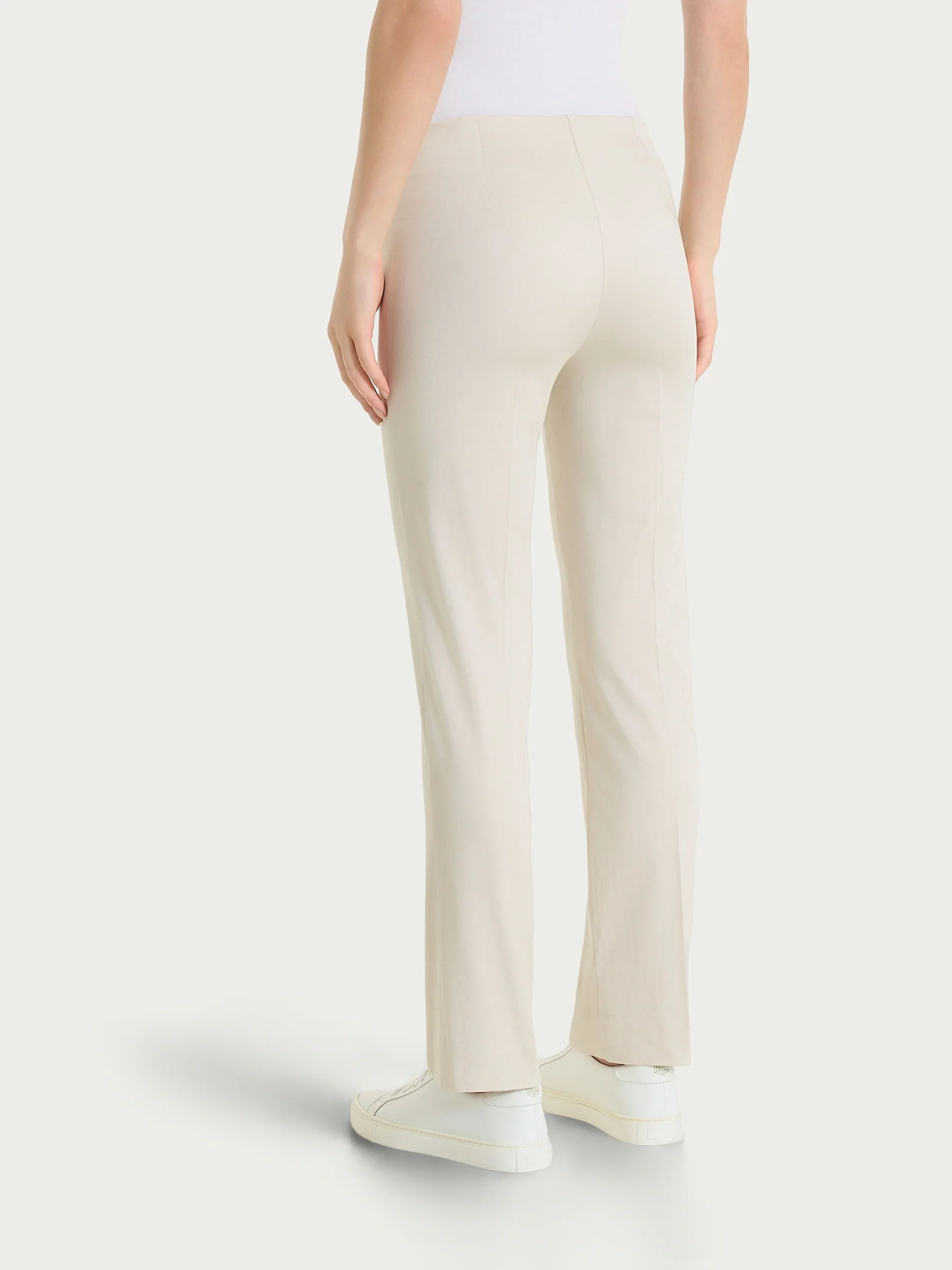 Pantalone capri dritto in Satin Power - Champignon - Image 2