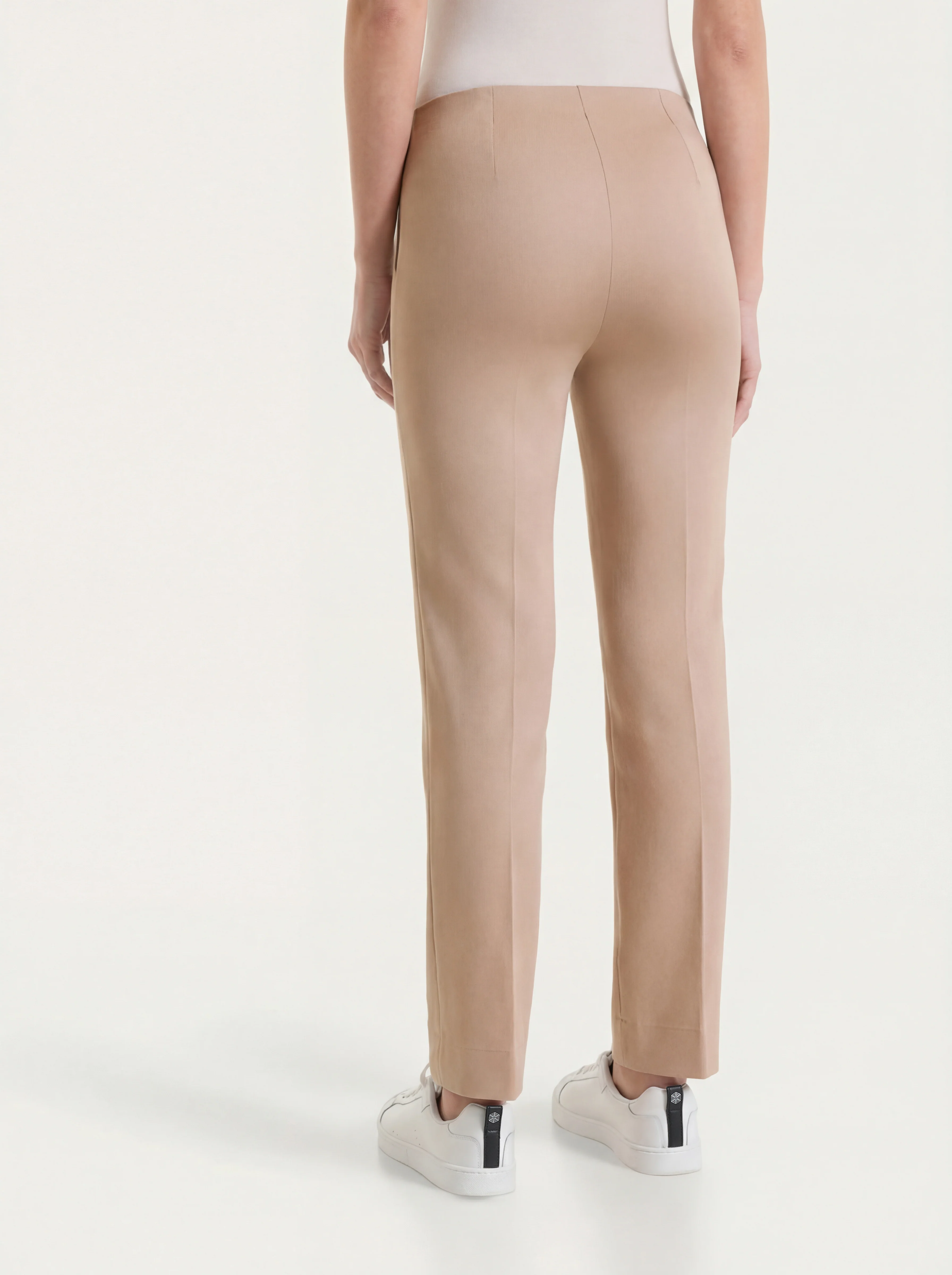 Pantalone capri dritto in Satin Power - Warm Taupe - Image 2
