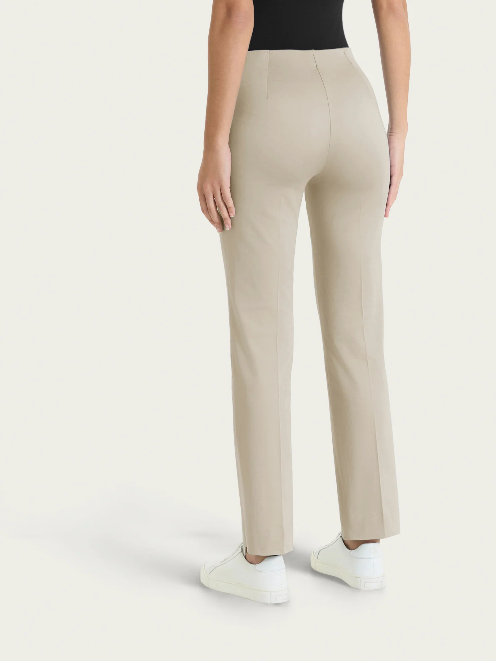 Pantalone capri dritto in Satin Power - Crockery - Image 2