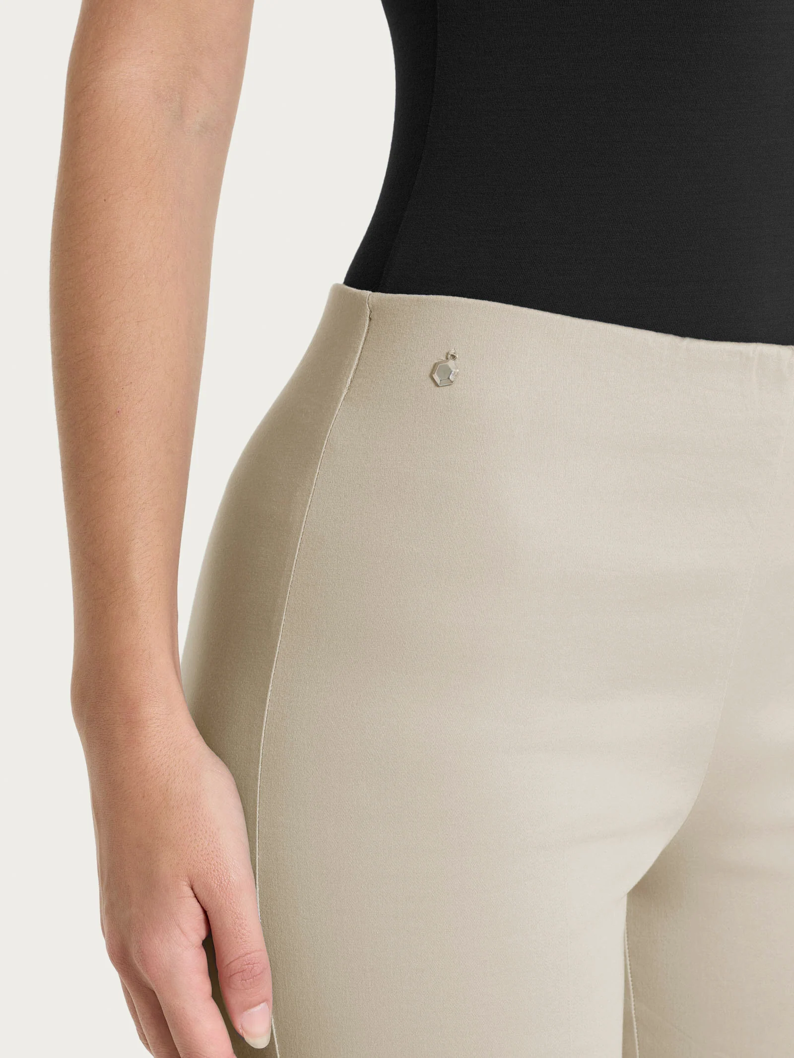 Pantalone capri dritto in Satin Power - Crockery - Image 3