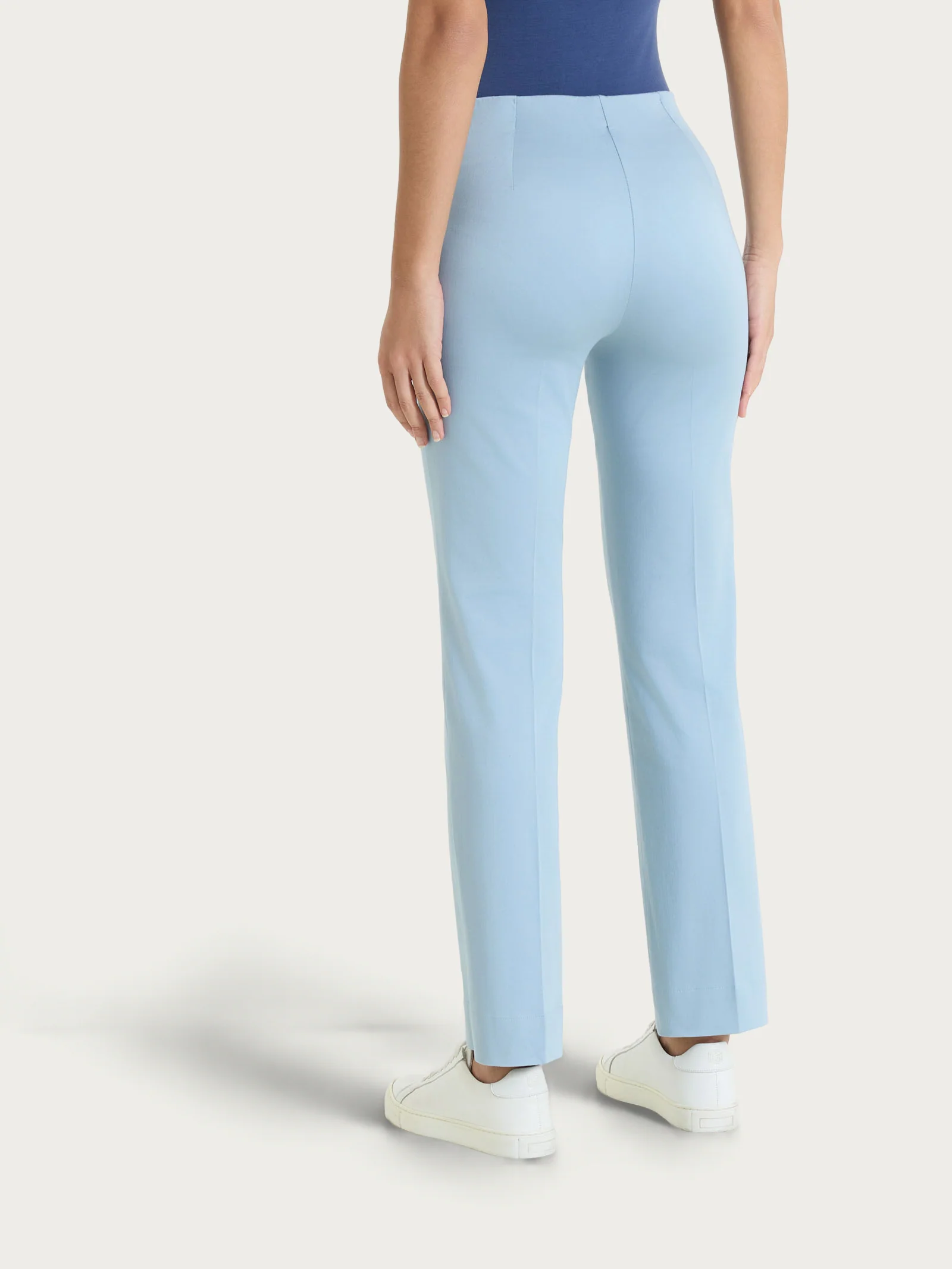 Pantalone capri dritto in Satin Power - Dusty Blue - Image 2
