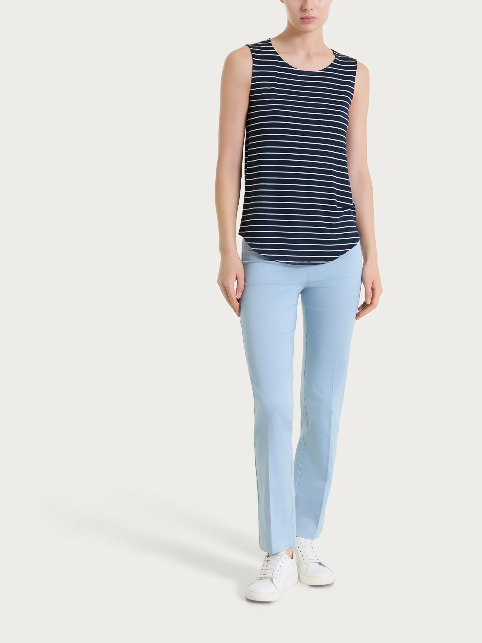 Pantalone capri dritto in Satin Power - Dusty Blue - Image 6