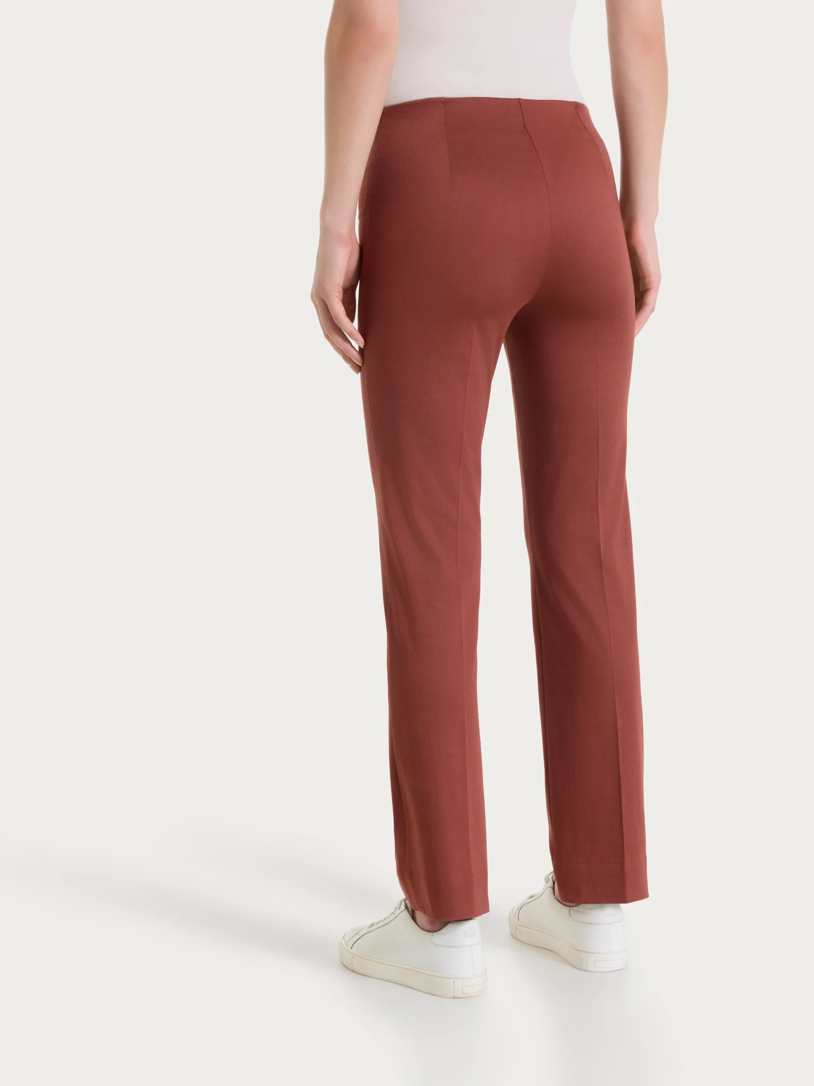 Pantalone capri dritto in Satin Power - Mahogany - Image 2