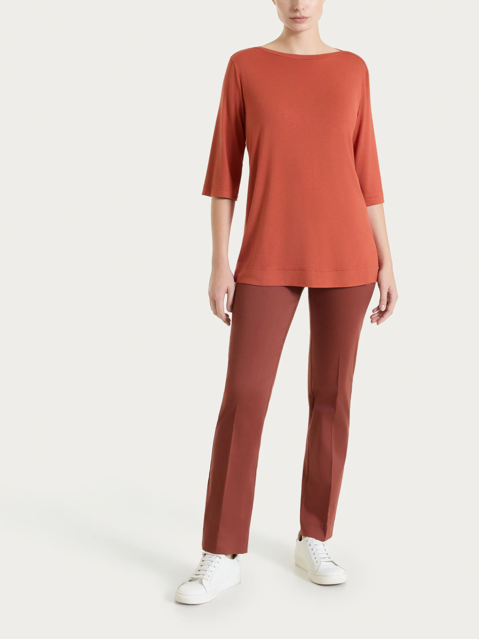 Pantalone capri dritto in Satin Power - Mahogany - Image 5
