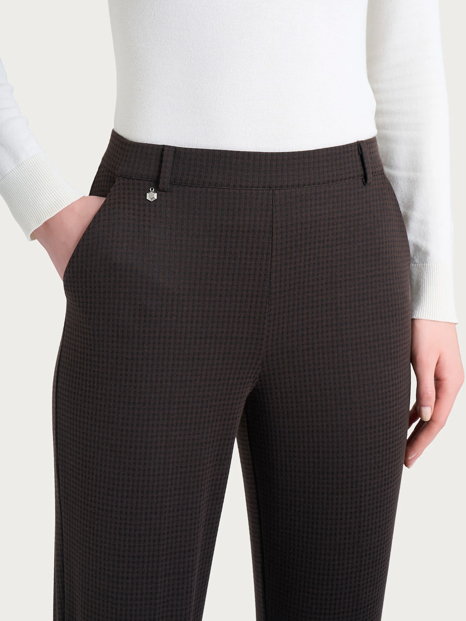 Pantalone chino slim con tasche e micro check in Eco Jacquard - Fant. Chocolate Torte - Image 5