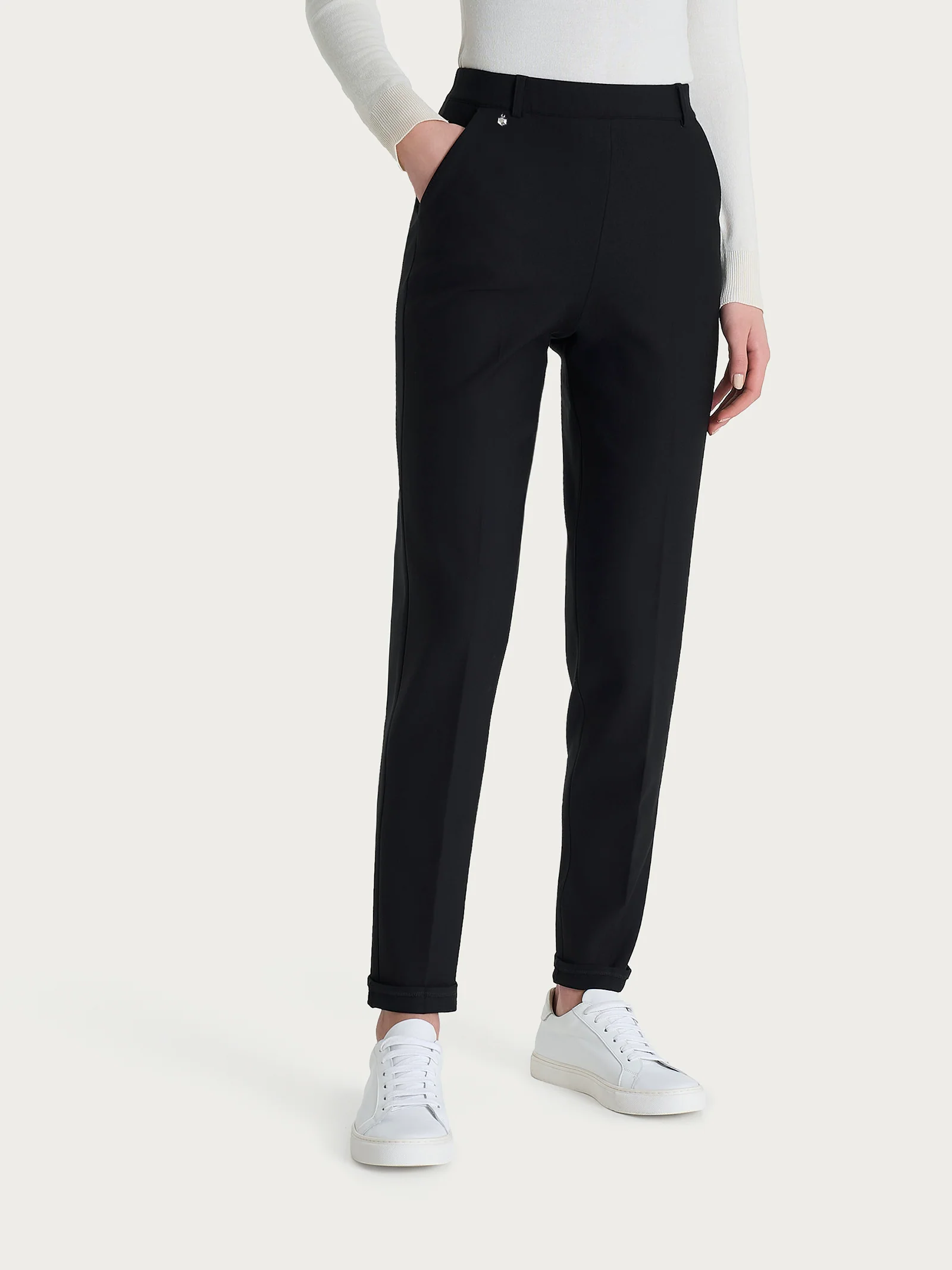 Pantalone chino slim con tasche e risvolto in Compact - Nero - Image 2