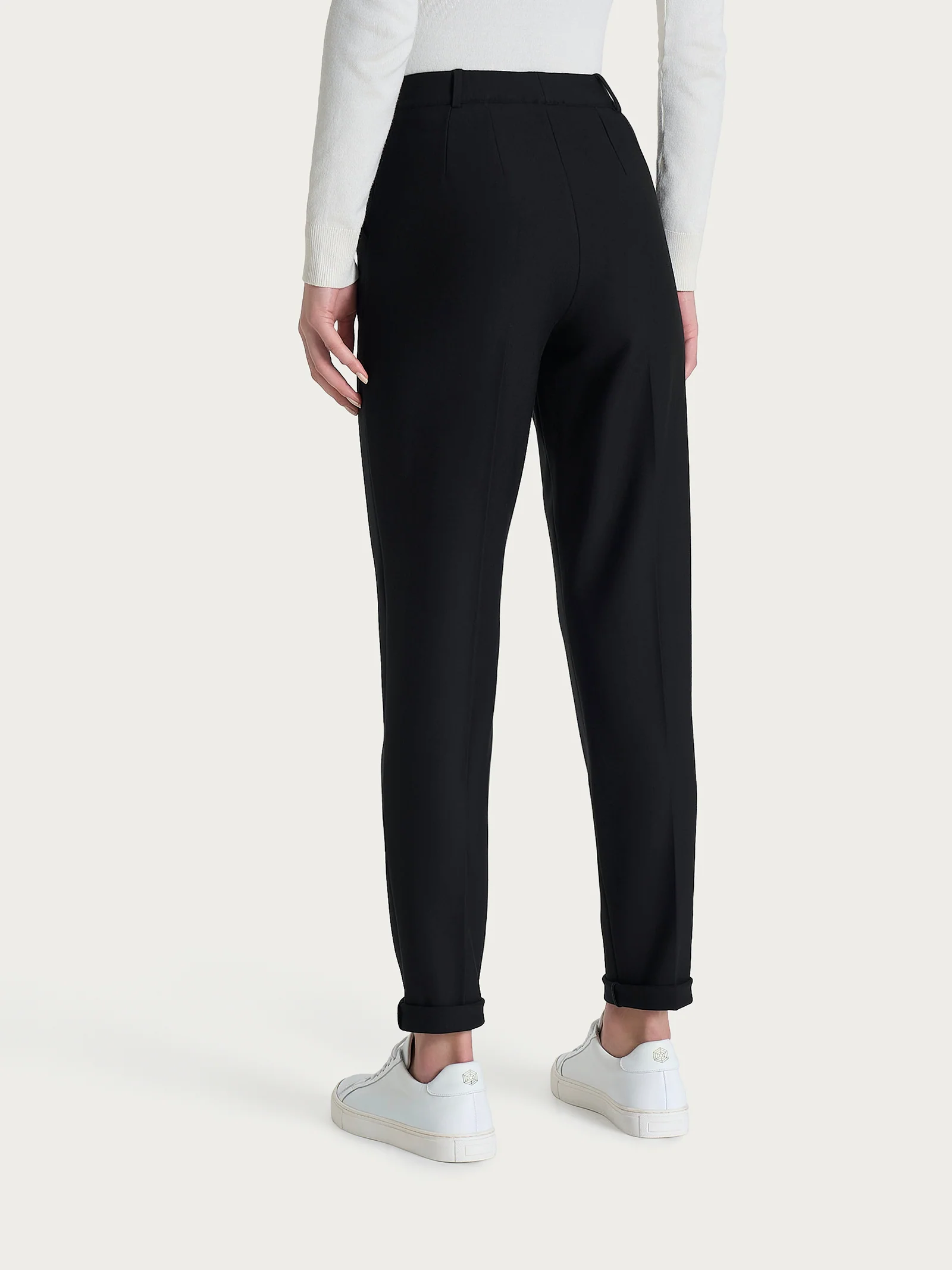 Pantalone chino slim con tasche e risvolto in Compact - Nero - Image 4