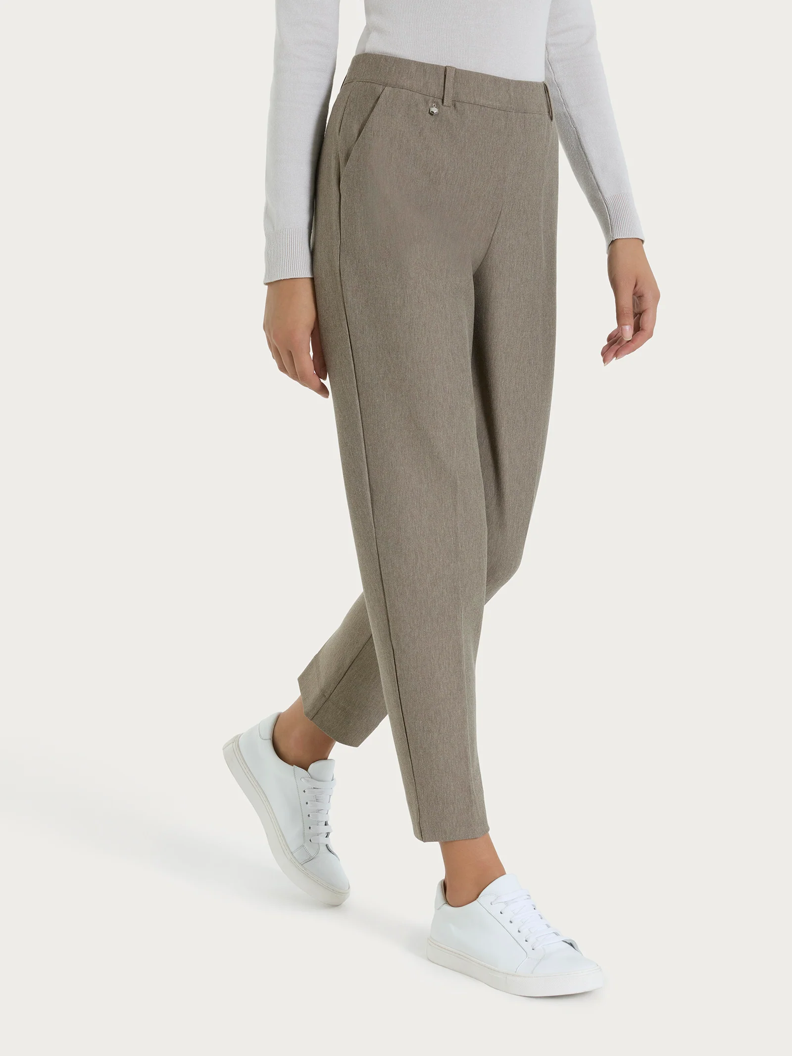 Pantalone chino slim con tasche e risvolto in Compact - Glace' Mel.