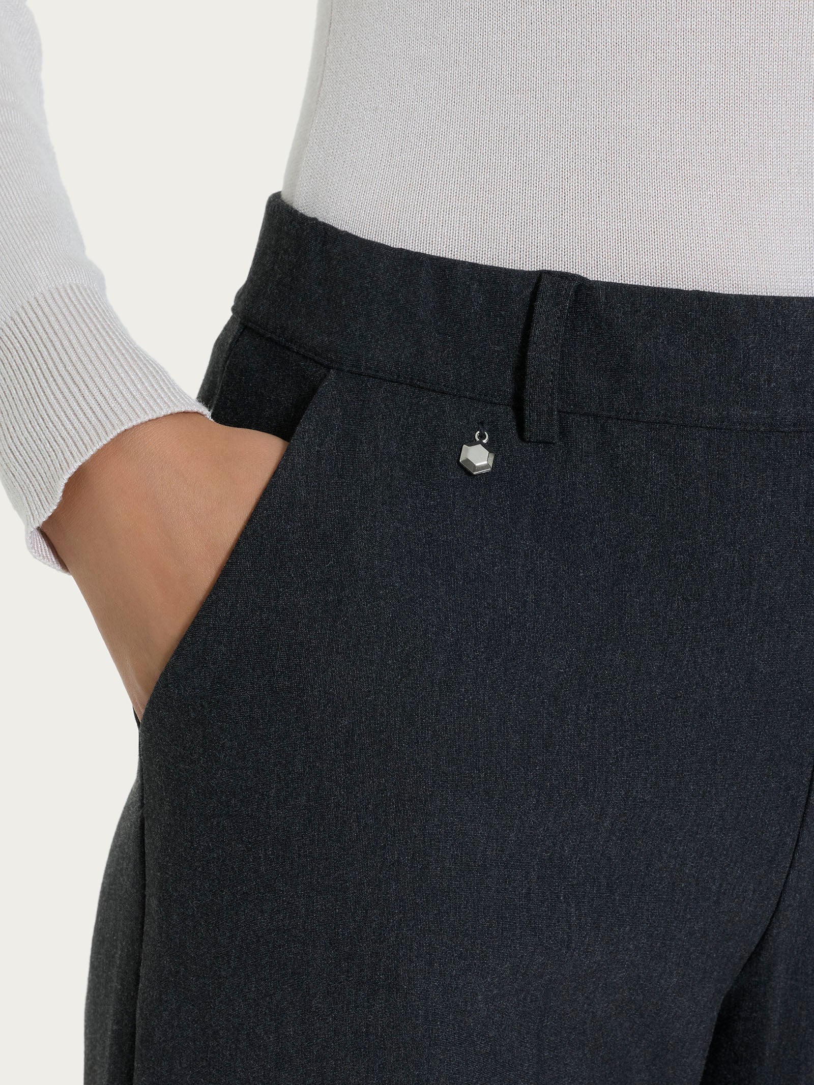 Pantalone chino slim con tasche e risvolto in Compact - Oscuro Mel. - Image 3