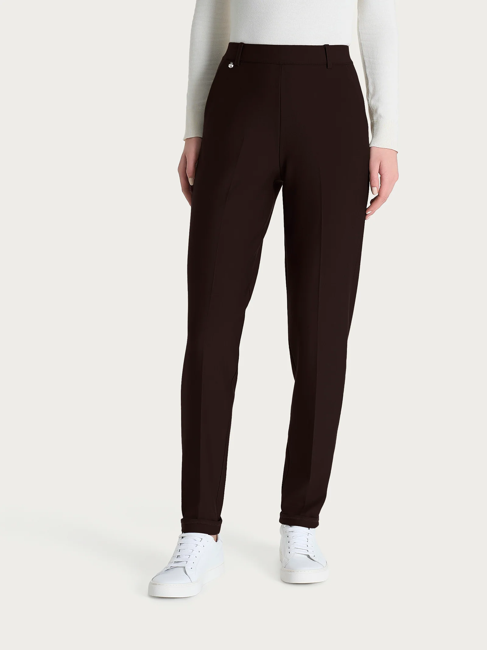 Pantalone chino slim con tasche e risvolto in Compact - Chocolate Torte - Image 2