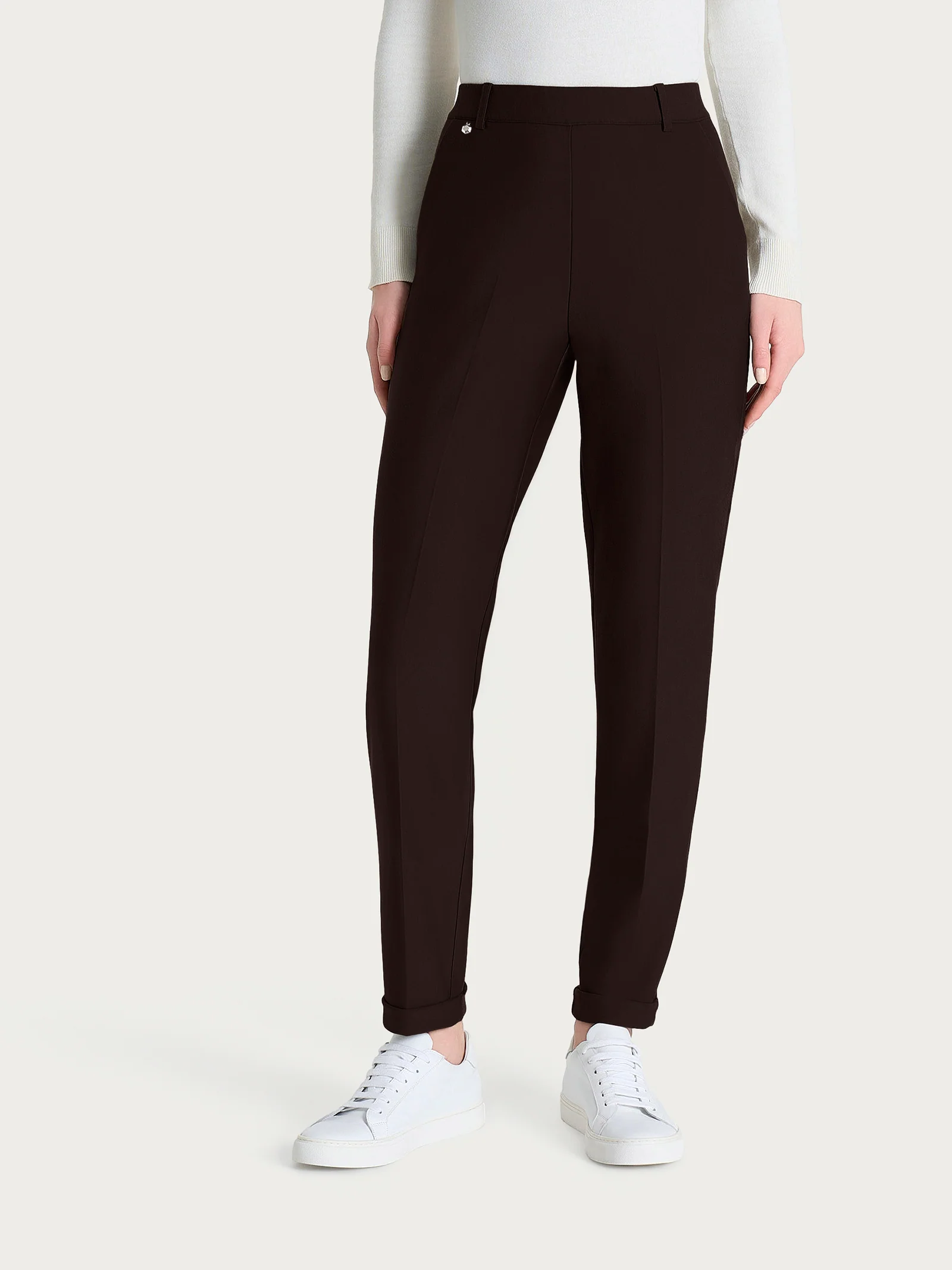 Pantalone chino slim con tasche e risvolto in Compact - Chocolate Torte - Image 3