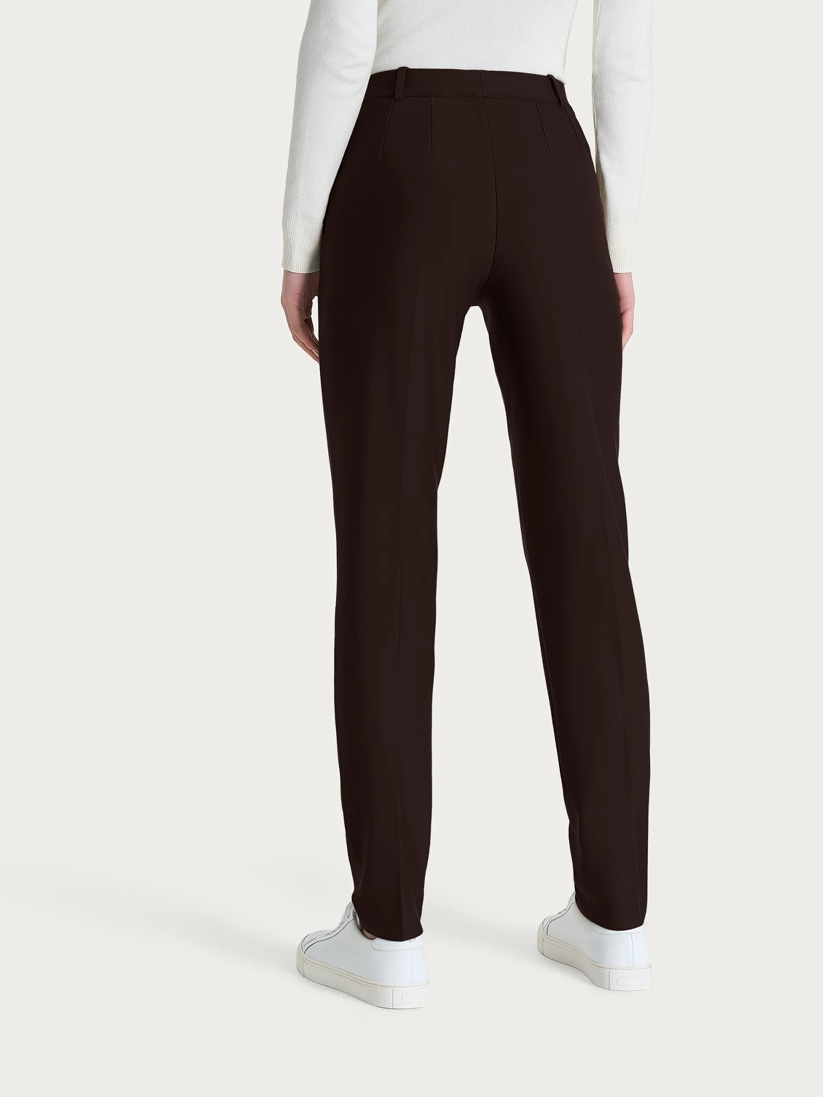 Pantalone chino slim con tasche e risvolto in Compact - Chocolate Torte - Image 4