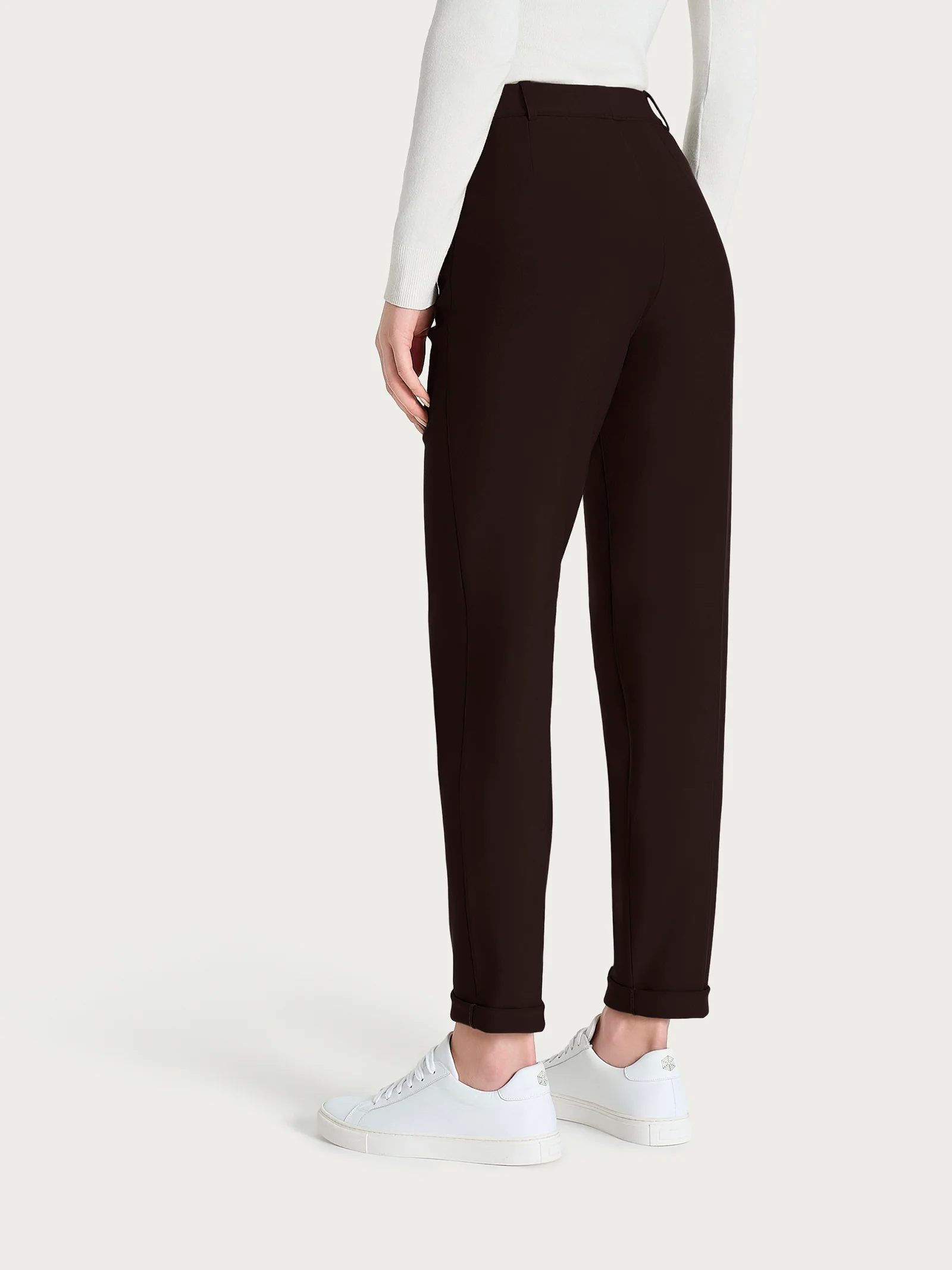 Pantalone chino slim con tasche e risvolto in Compact - Chocolate Torte - Image 6