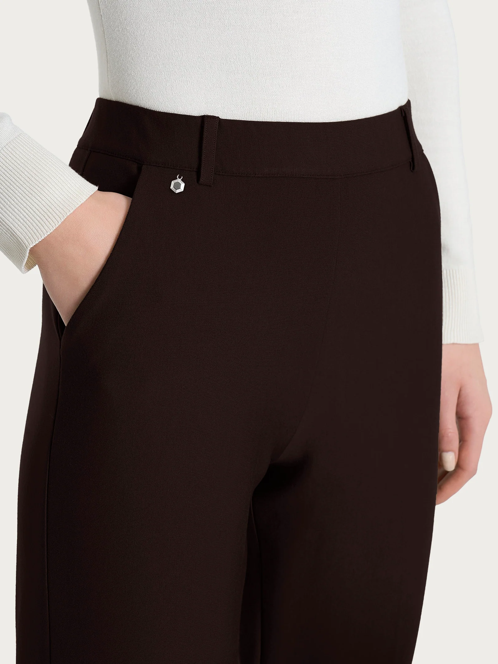 Pantalone chino slim con tasche e risvolto in Compact - Chocolate Torte - Image 7