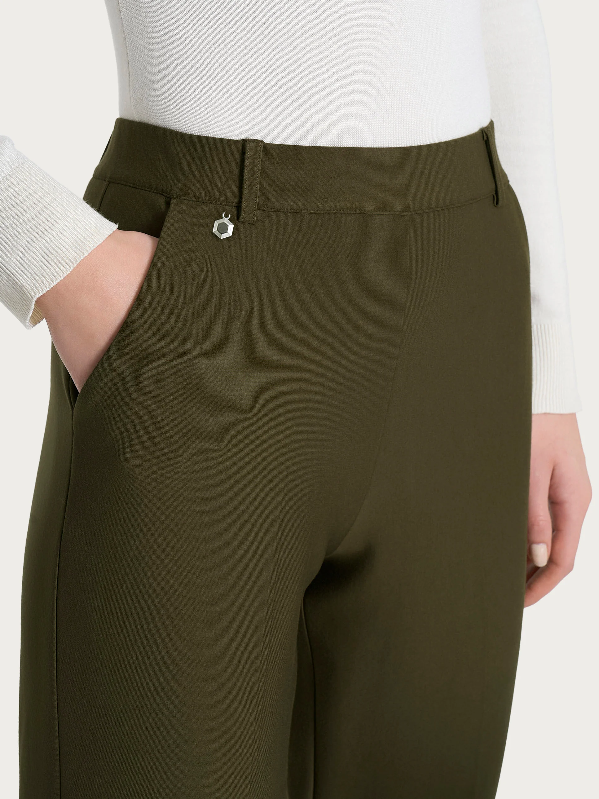 Pantalone chino slim con tasche e risvolto in Compact - Dark Olive - Image 7