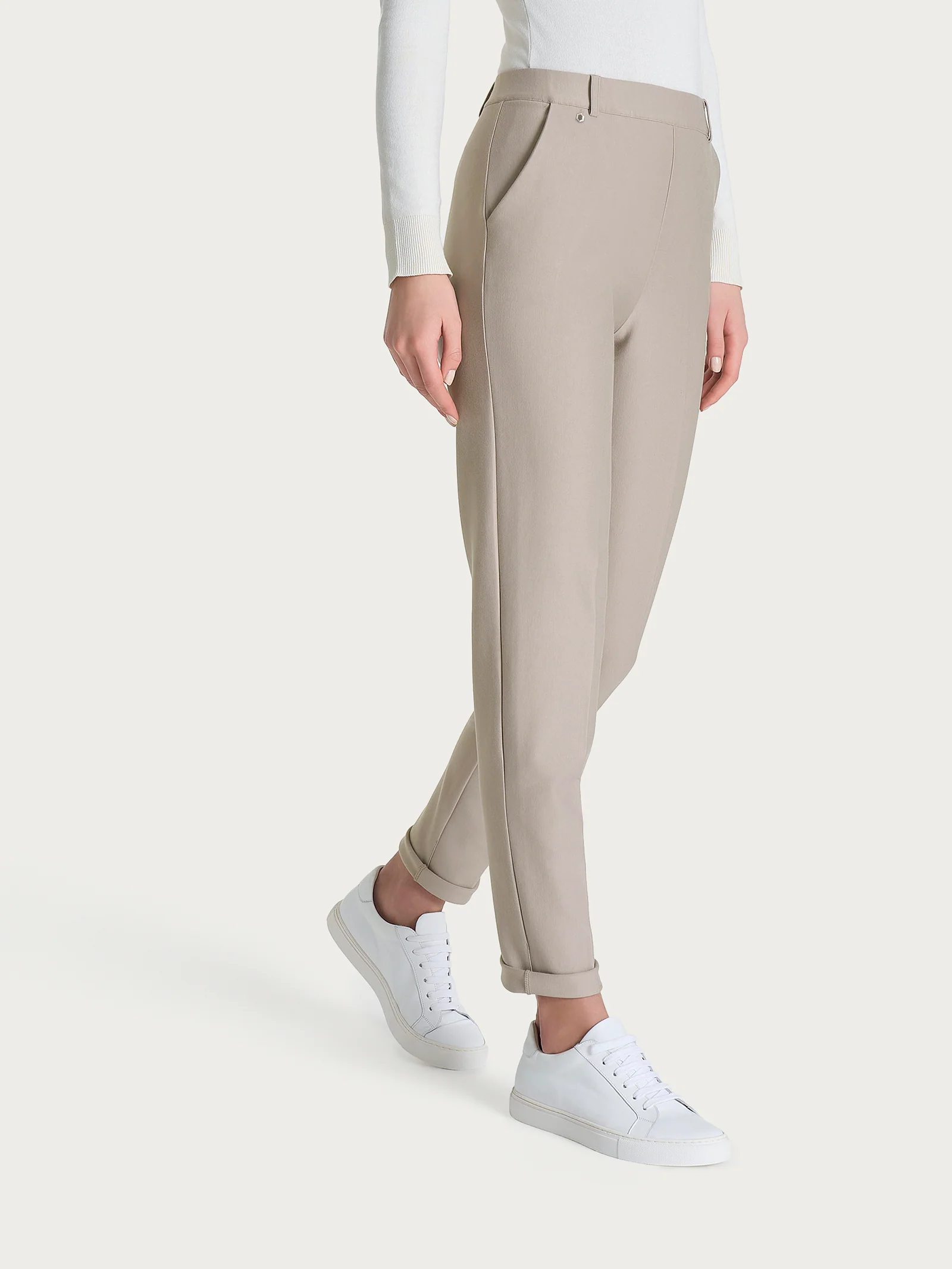 Pantalone chino slim con tasche e risvolto in Compact - String - Image 2