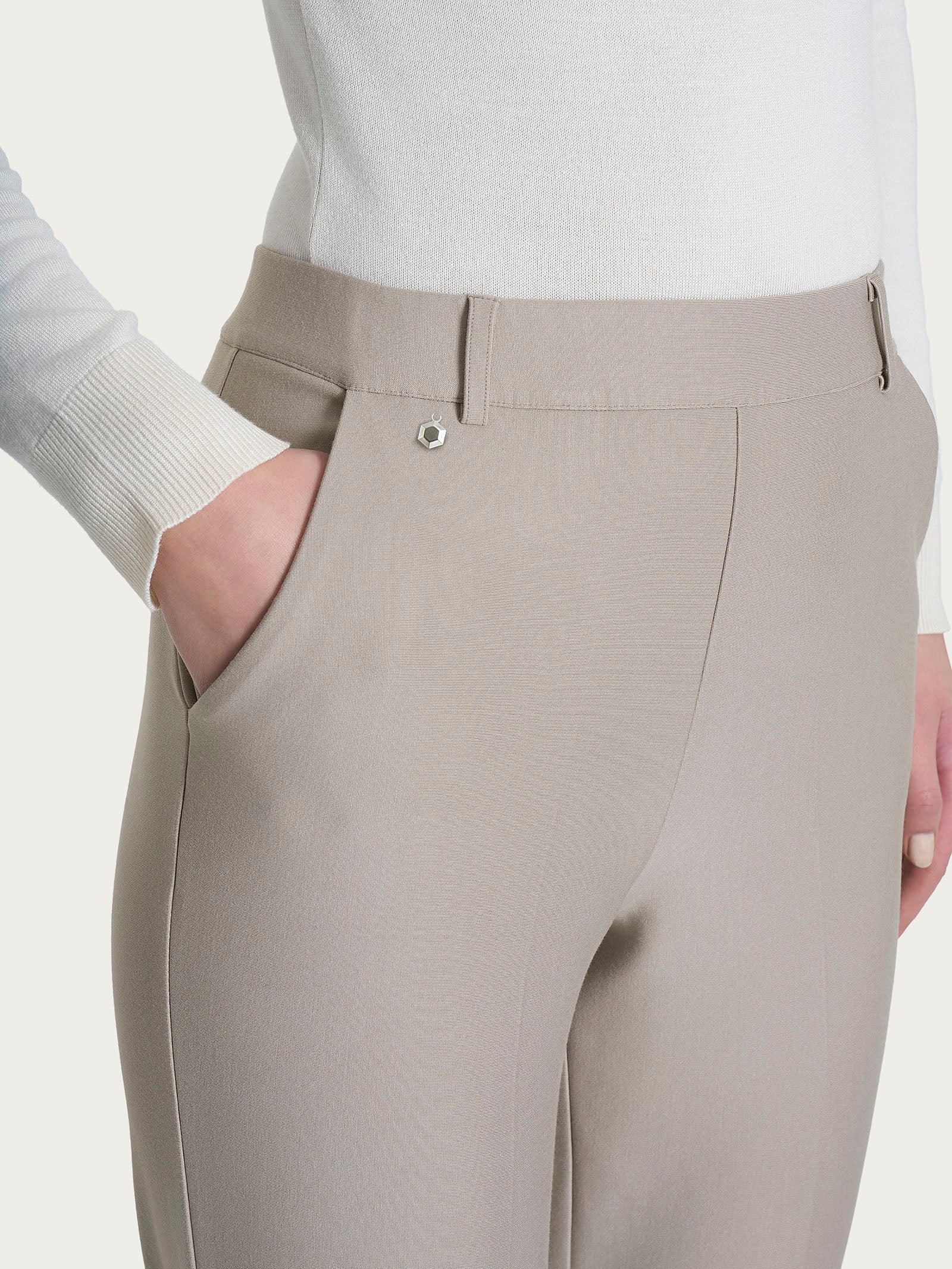Pantalone chino slim con tasche e risvolto in Compact - String - Image 7