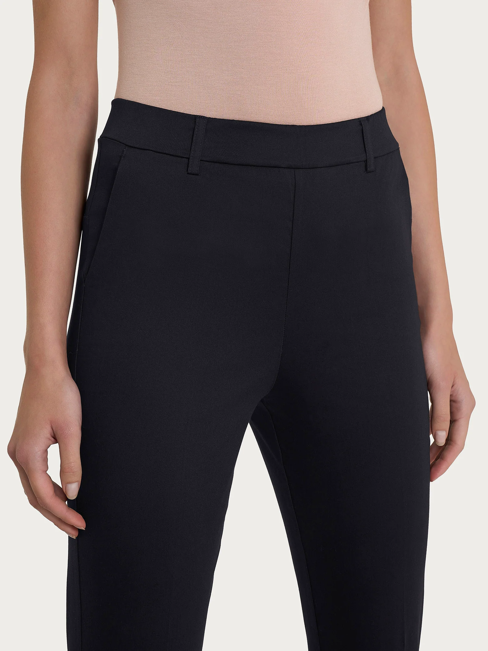 Pantalone chino slim con tasche in Satin Power - Nero - Image 3