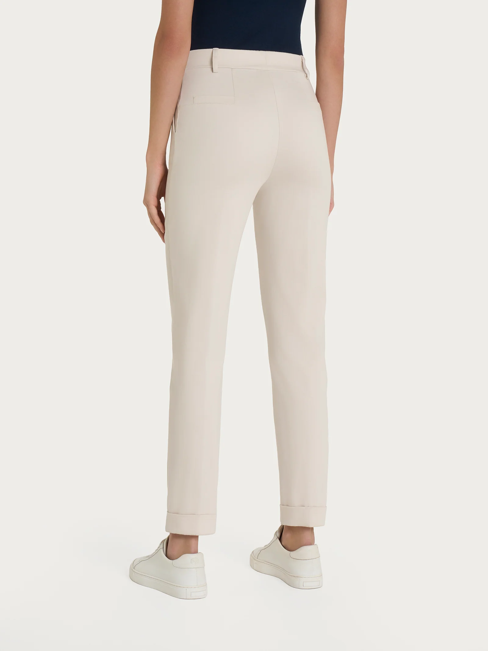 Pantalone chino slim con tasche in Satin Power - Champignon - Image 2