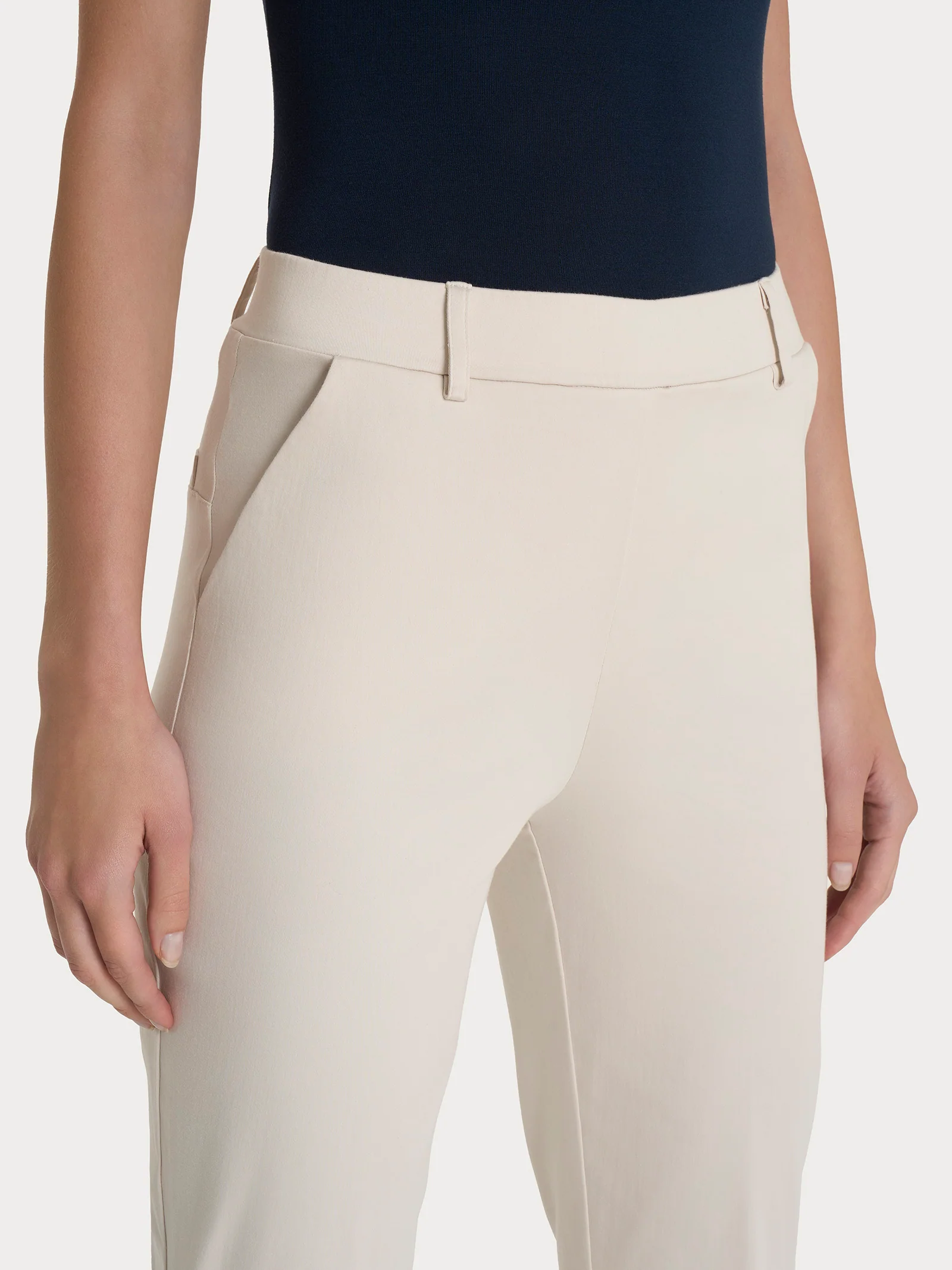 Pantalone chino slim con tasche in Satin Power - Champignon - Image 3