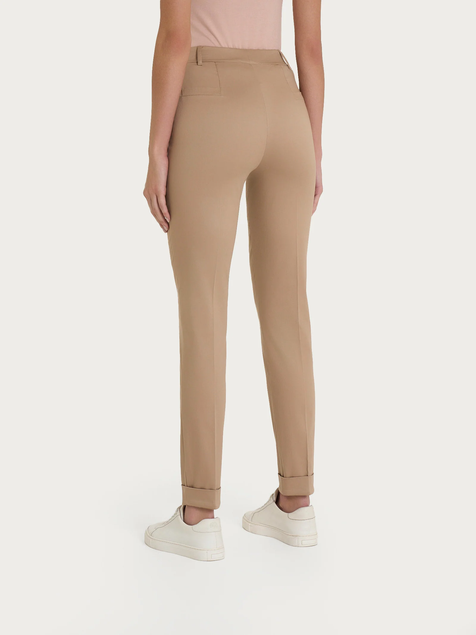 Pantalone chino slim con tasche in Satin Power - Warm Taupe - Image 3