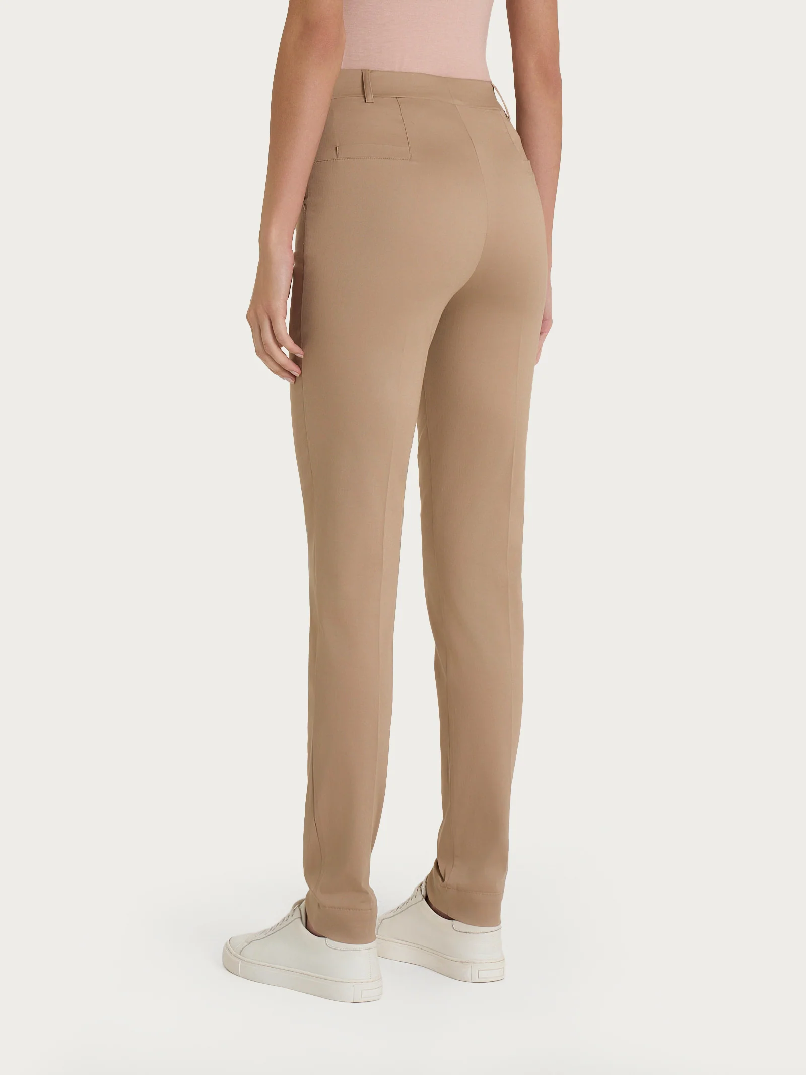 Pantalone chino slim con tasche in Satin Power - Warm Taupe - Image 4