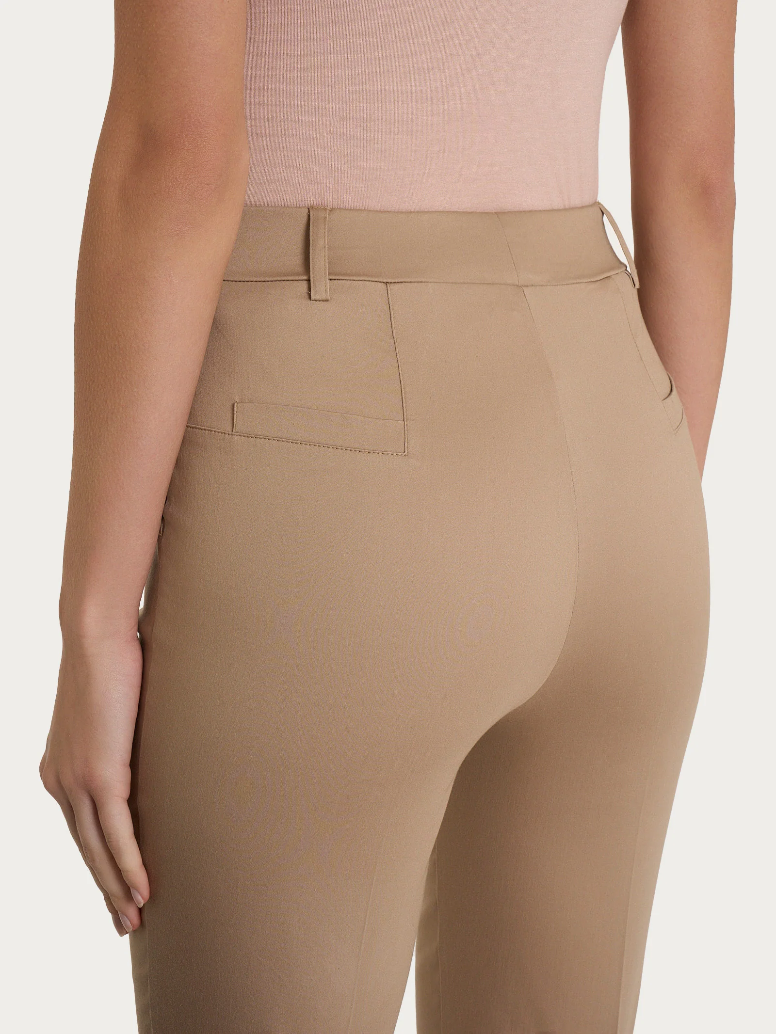 Pantalone chino slim con tasche in Satin Power - Warm Taupe - Image 5