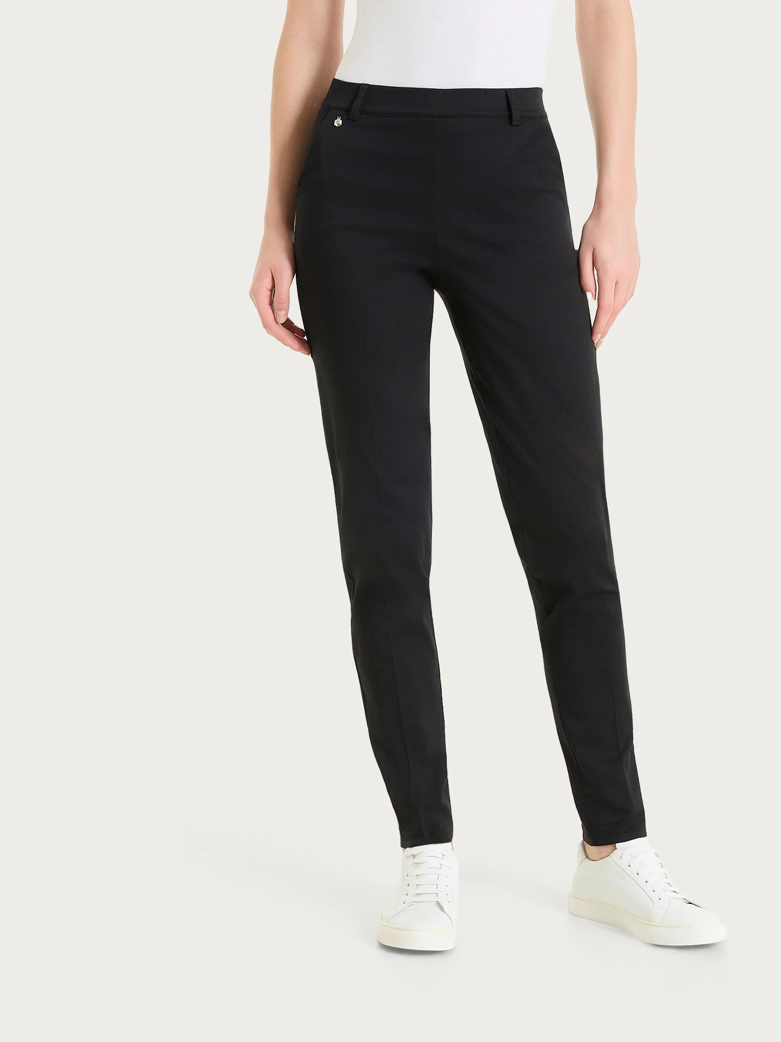 Pantalone chino slim con tasche in Satin Power - Nero - Image 2