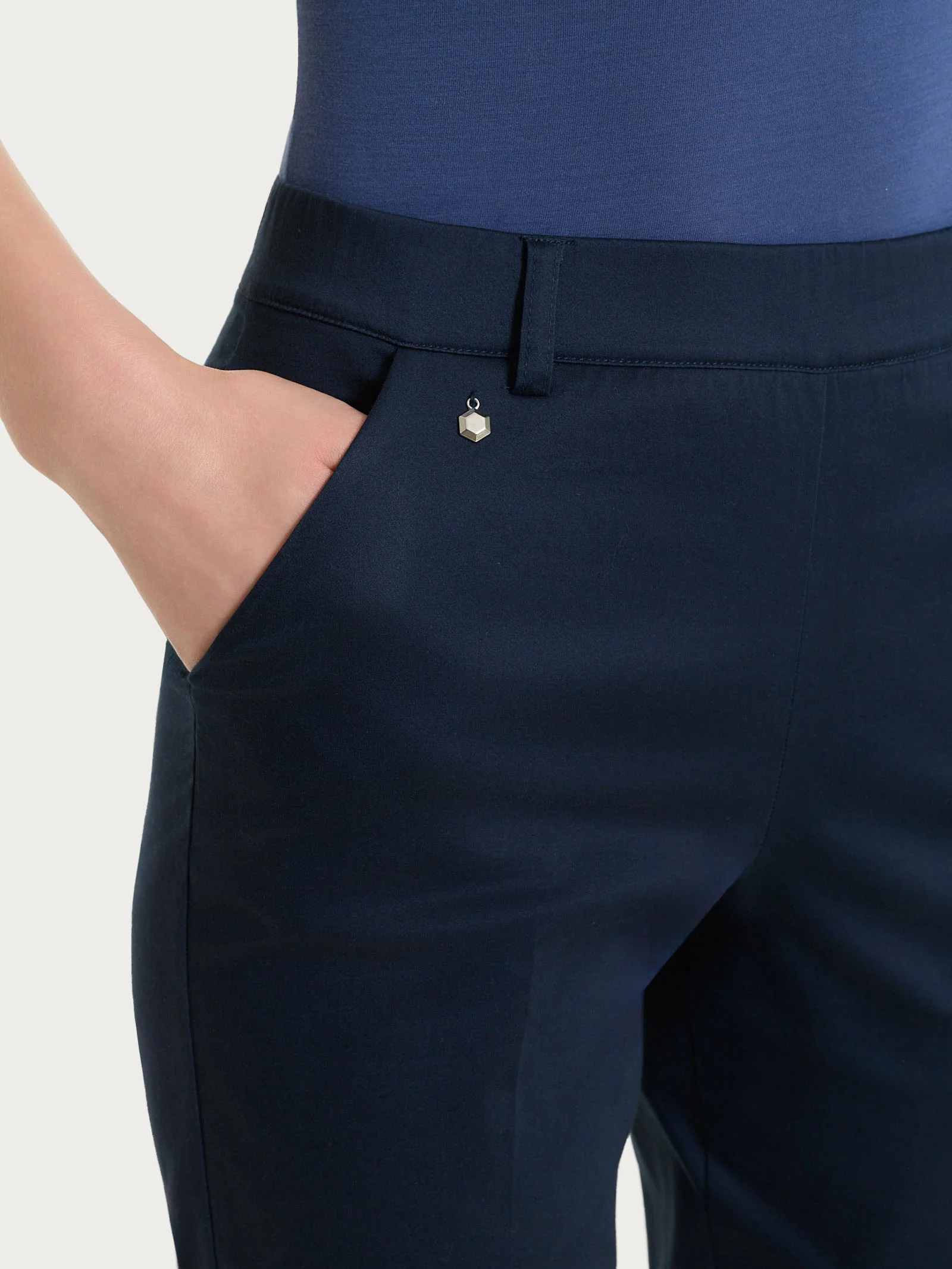 Pantalone chino slim con tasche in Satin Power - Bleu - Image 6