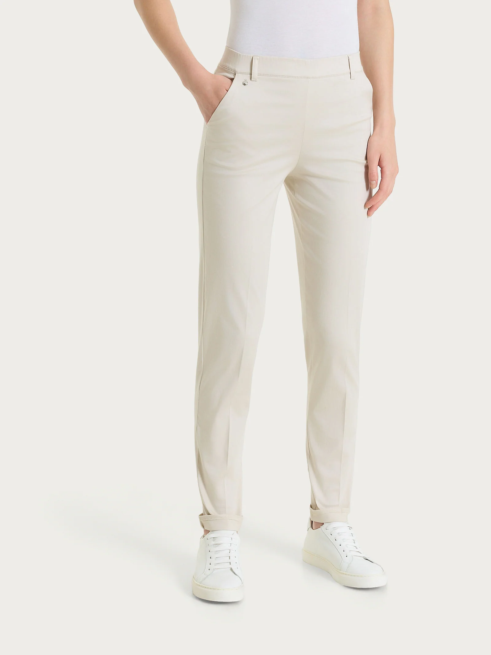 Pantalone chino slim con tasche in Satin Power - Champignon - Image 2