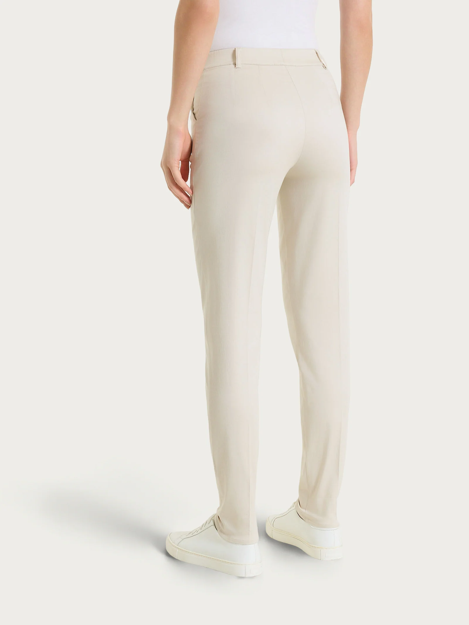 Pantalone chino slim con tasche in Satin Power - Champignon - Image 4
