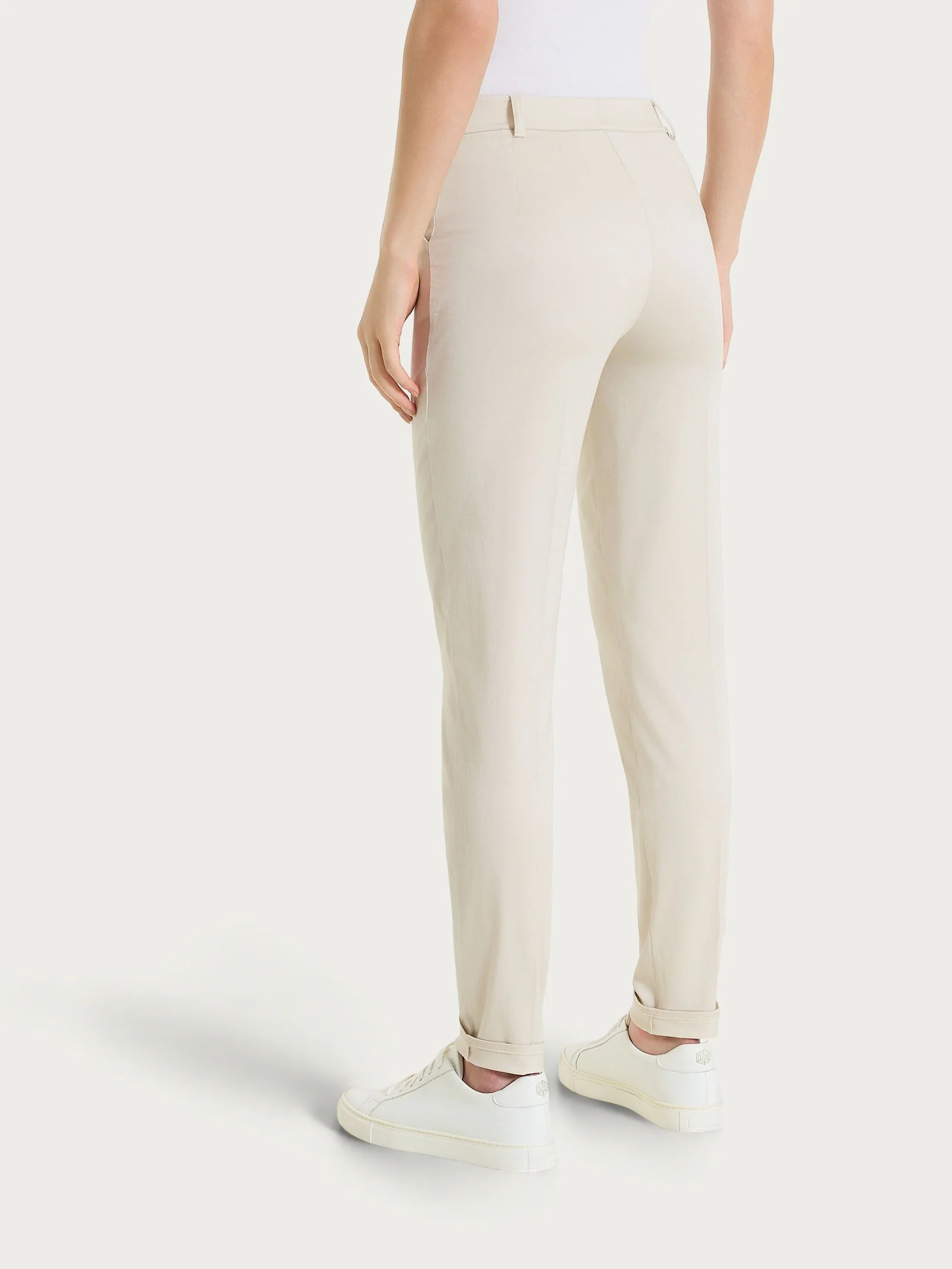 Pantalone chino slim con tasche in Satin Power - Champignon - Image 5