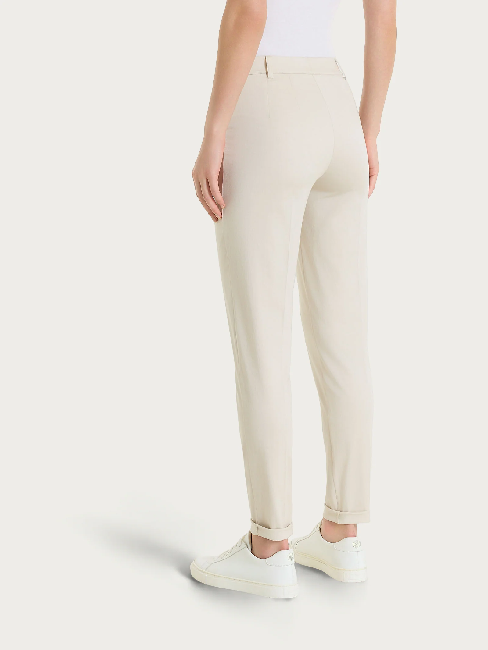 Pantalone chino slim con tasche in Satin Power - Champignon - Image 6