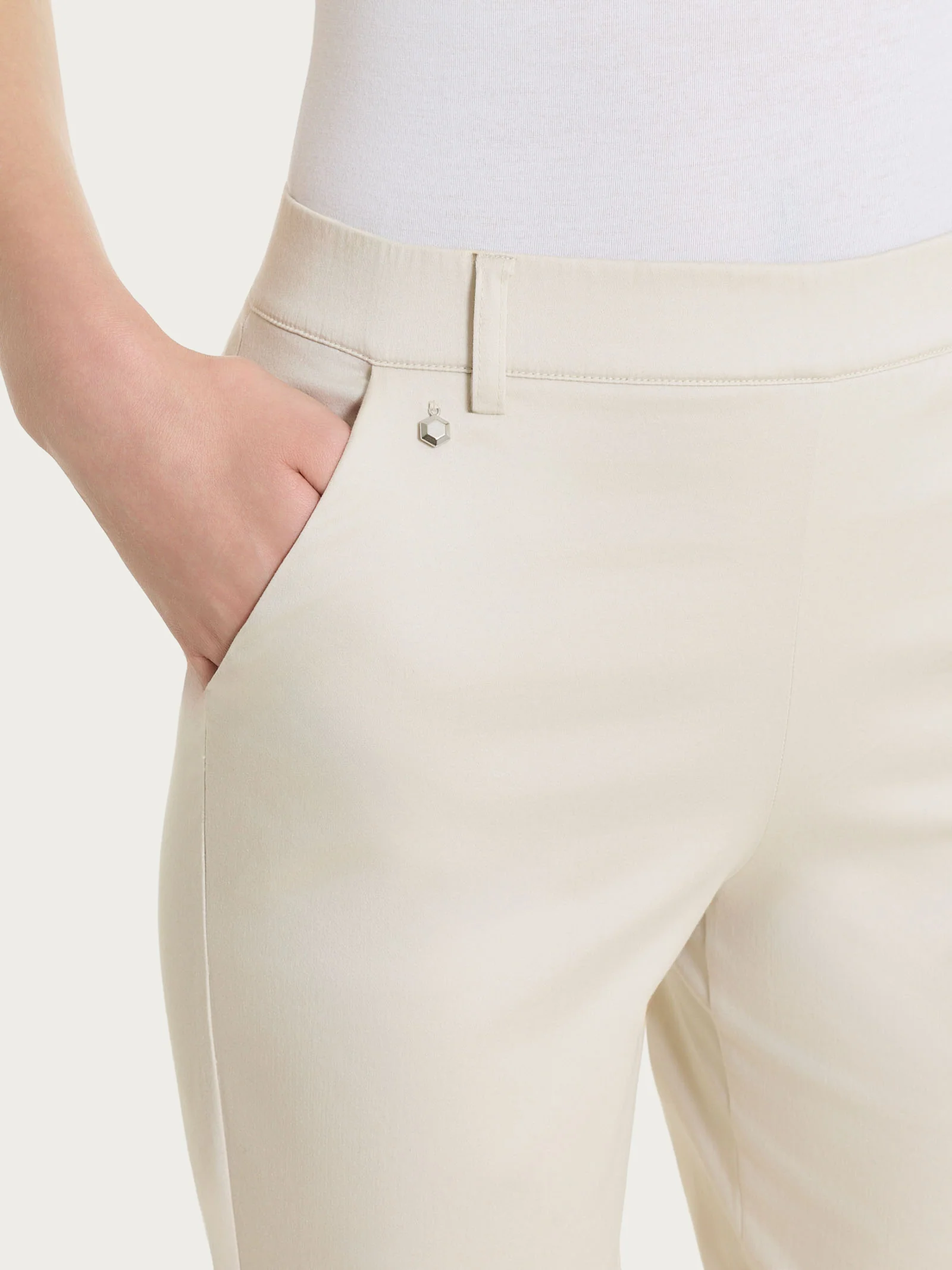 Pantalone chino slim con tasche in Satin Power - Champignon - Image 7