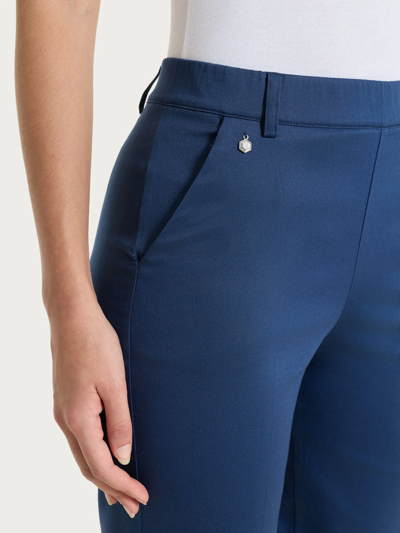 Pantalone chino slim con tasche in Satin Power - Oceana - Image 11