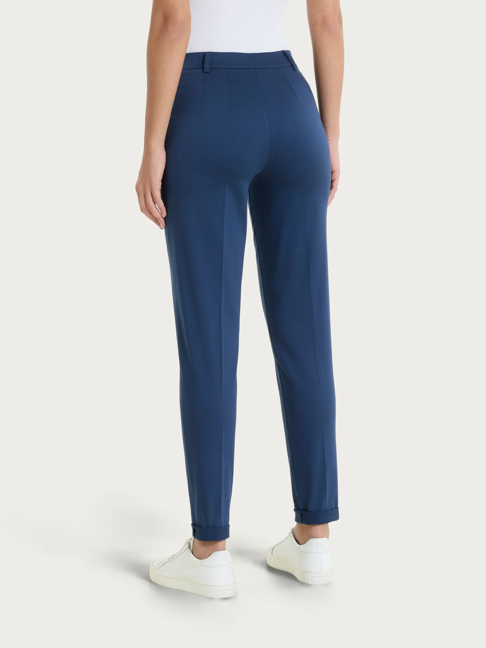 Pantalone chino slim con tasche in Satin Power - Oceana - Image 9