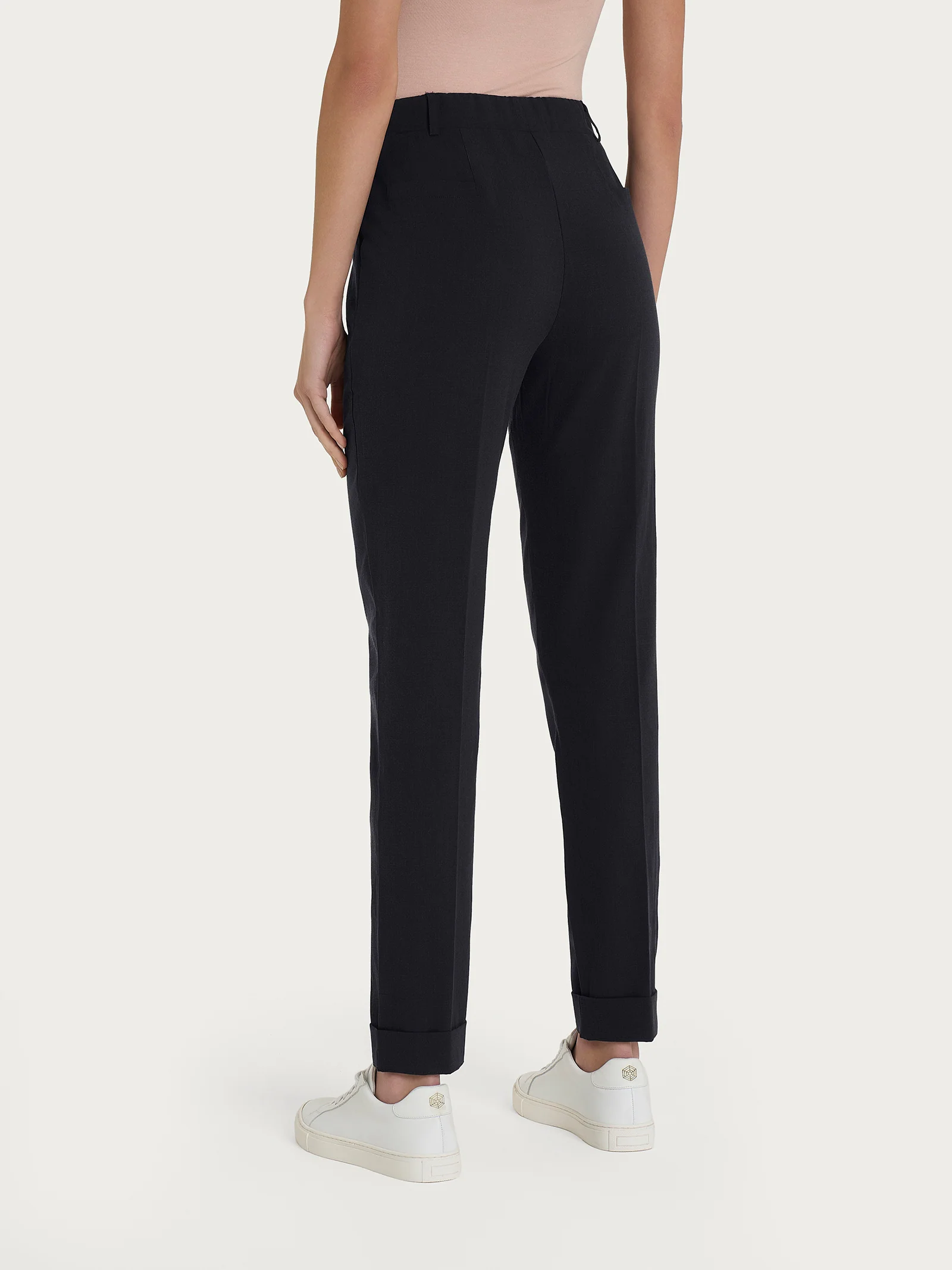 Pantalone chino slim con tasche in Super Natural - Nero - Image 2